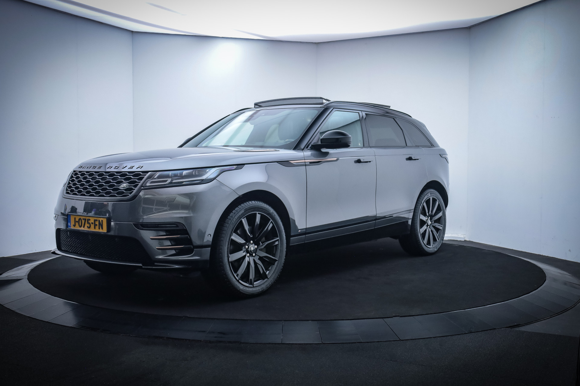 Land Rover Range Rover Velar P300 Turbo AWD R-Dynamic HSE PANO/MEMORY/MERIDIAN/DIGIDASH/HEAD UP/CAMERA/CARPLAY/STUURVERW/STOELVERW+VENT./LANE ASSIST/NAVI/LMV 21''