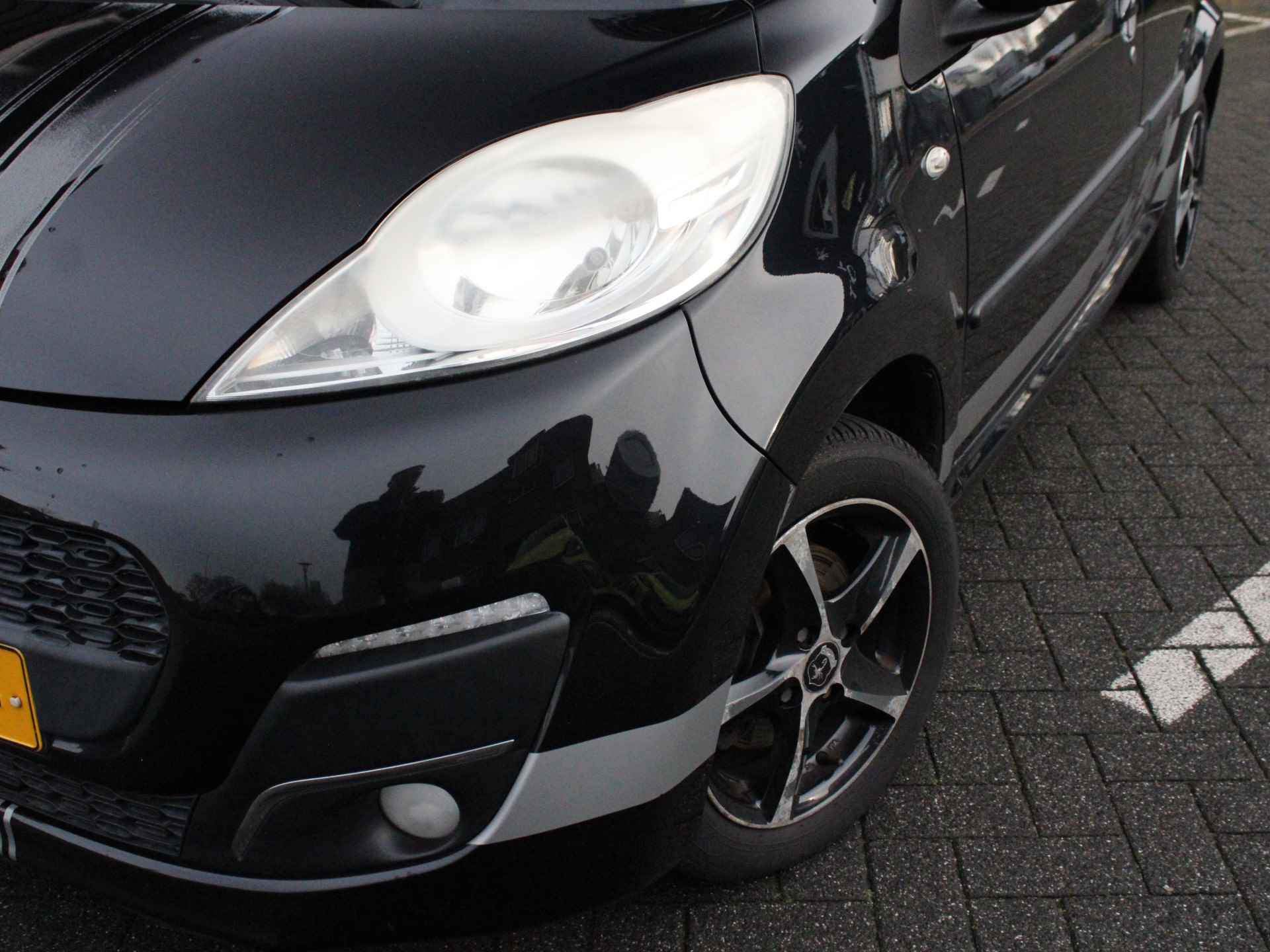 Peugeot 107 1.0-12V 68PK XS 5-drs Airco, Centrale vergrendeling met afstand bediening, Elektrisch bedienbare ramen, Lichtmetalen velgen, Sport striping - 4/33