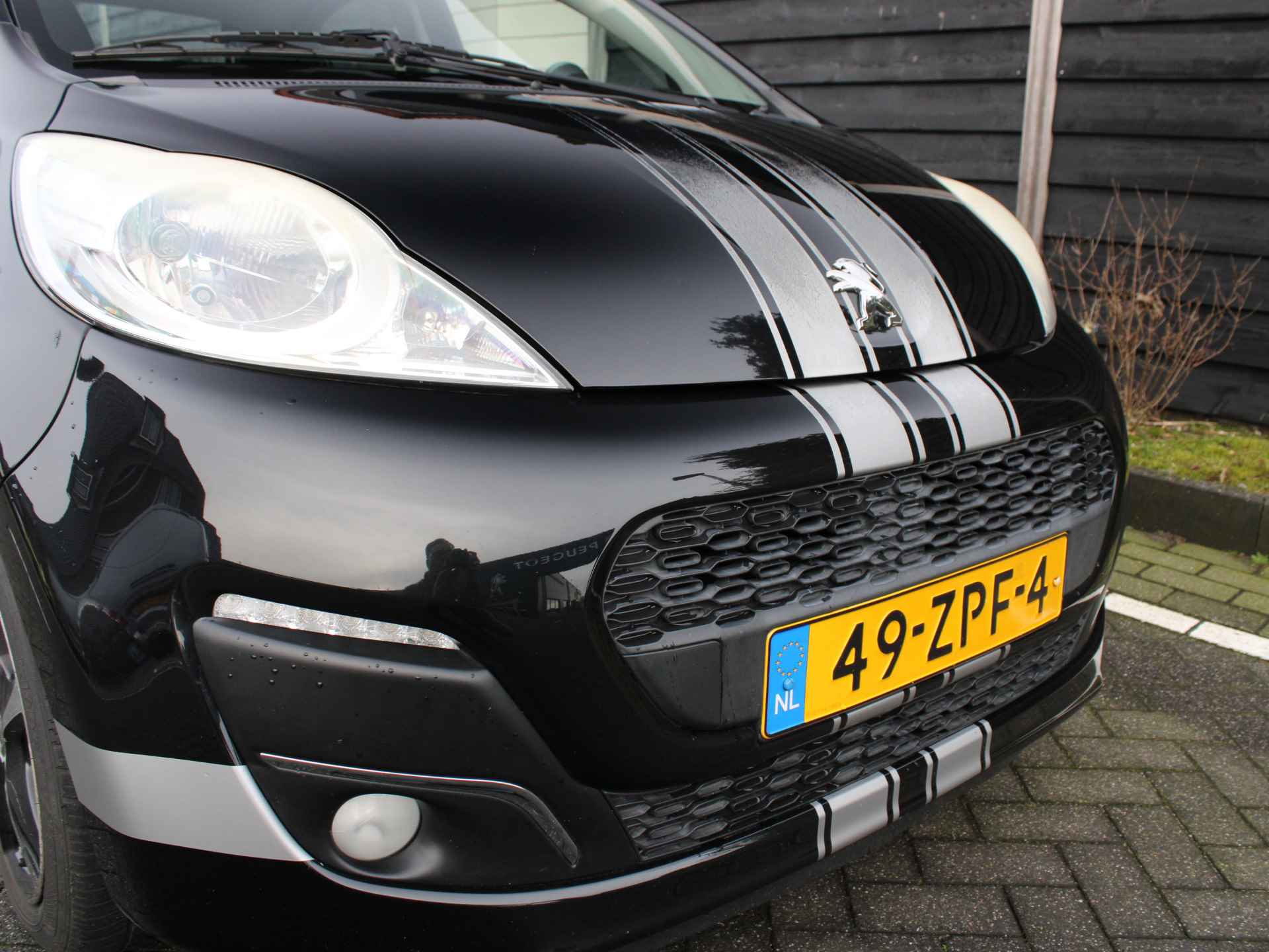 Peugeot 107 1.0-12V 68PK XS 5-drs Airco, Centrale vergrendeling met afstand bediening, Elektrisch bedienbare ramen, Lichtmetalen velgen, Sport striping - 7/33