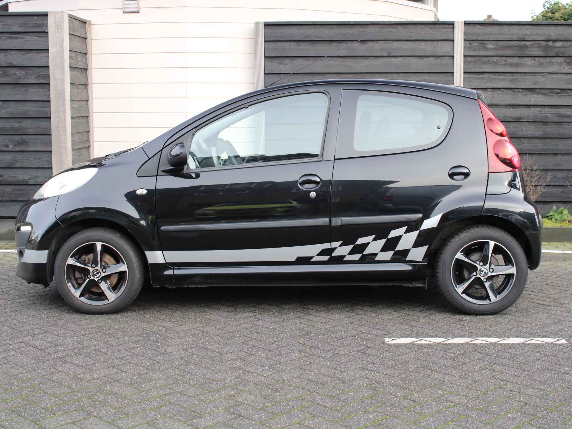 Peugeot 107 1.0-12V 68PK XS 5-drs Airco, Centrale vergrendeling met afstand bediening, Elektrisch bedienbare ramen, Lichtmetalen velgen, Sport striping - 8/33