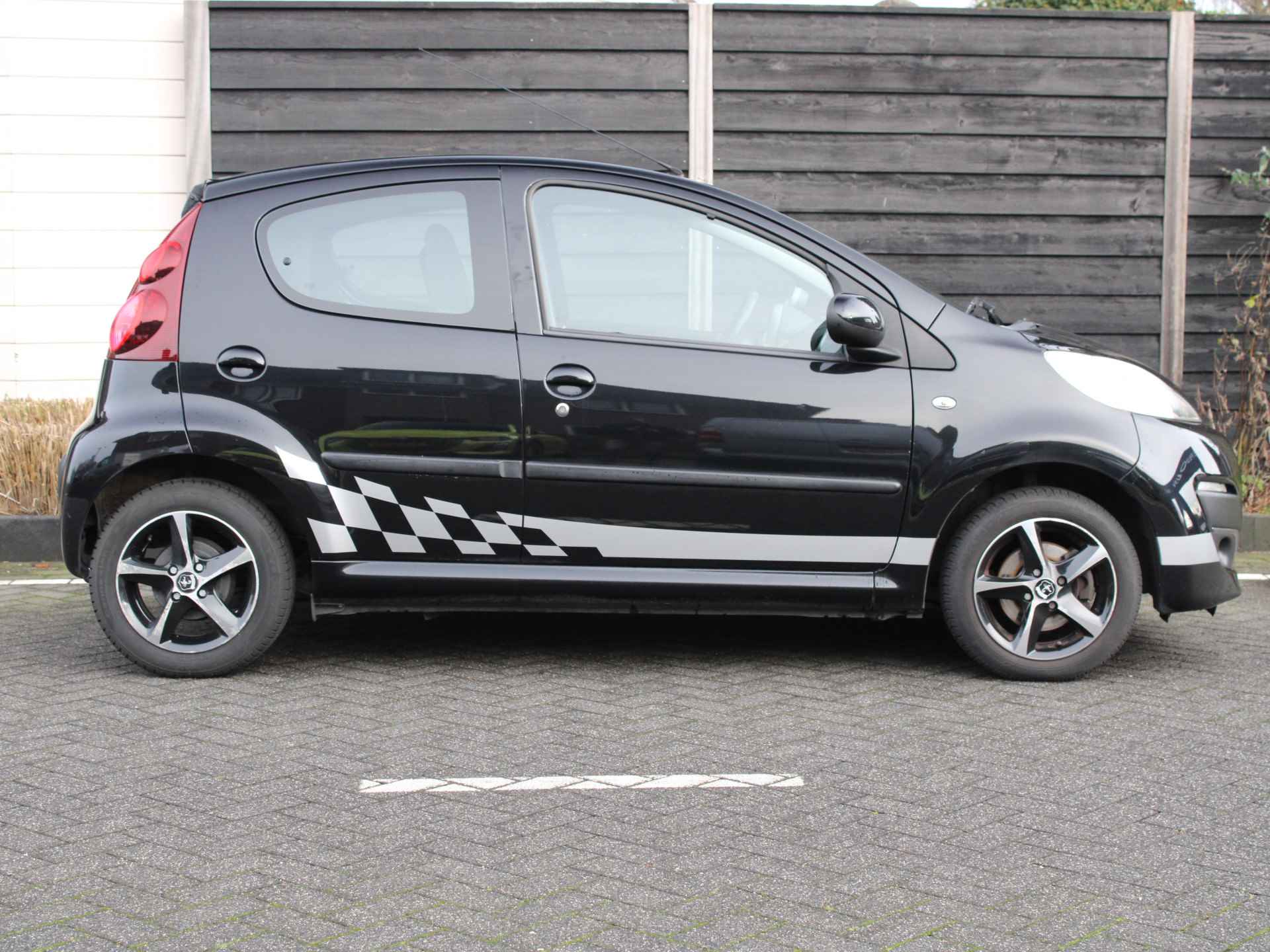 Peugeot 107 1.0-12V 68PK XS 5-drs Airco, Centrale vergrendeling met afstand bediening, Elektrisch bedienbare ramen, Lichtmetalen velgen, Sport striping - 9/33