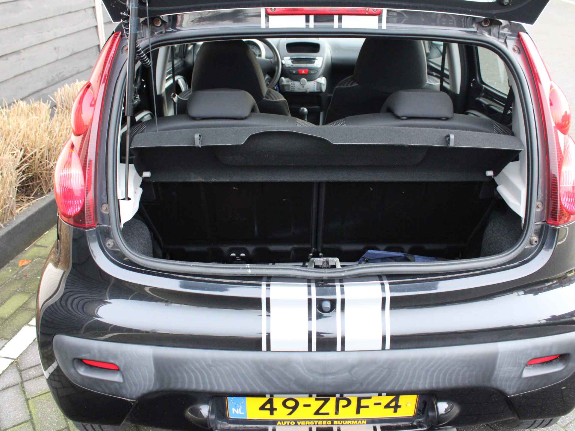 Peugeot 107 1.0-12V 68PK XS 5-drs Airco, Centrale vergrendeling met afstand bediening, Elektrisch bedienbare ramen, Lichtmetalen velgen, Sport striping - 14/33