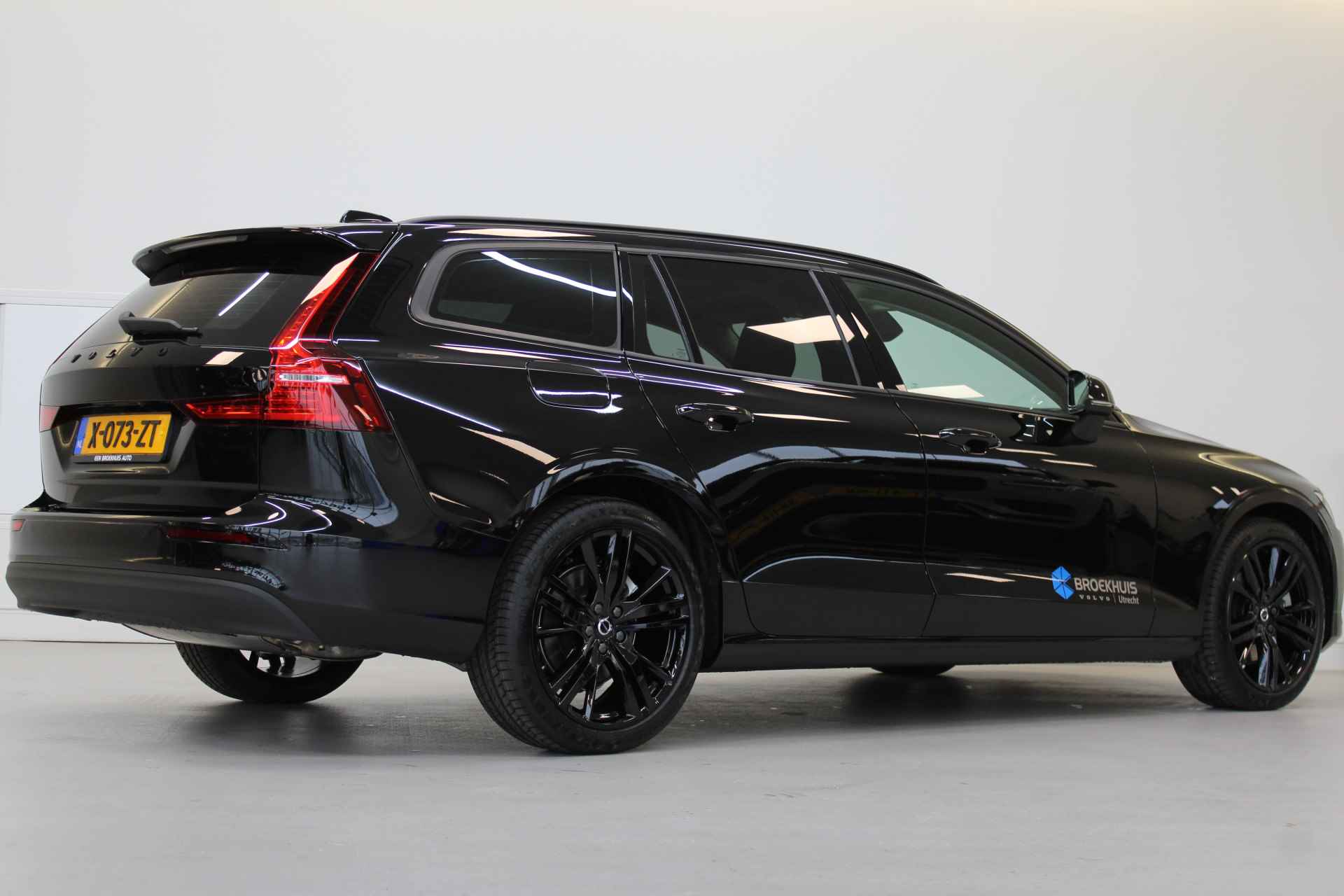 Volvo V60 B3 163PK Essential | Black Pack | Blis | Pilot Assist | 19'' | Getint Glas | Stoelverw - 3/50