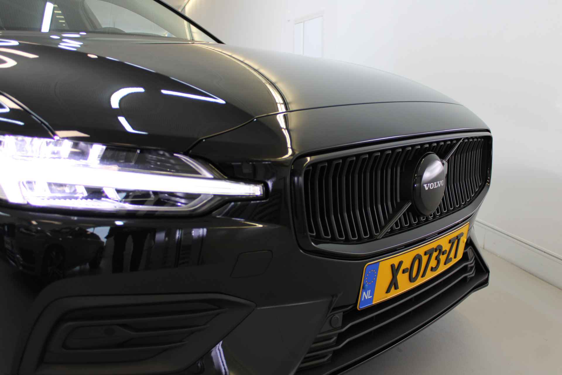 Volvo V60 B3 163PK Essential | Black Pack | Blis | Pilot Assist | 19'' | Getint Glas | Stoelverw - 42/50