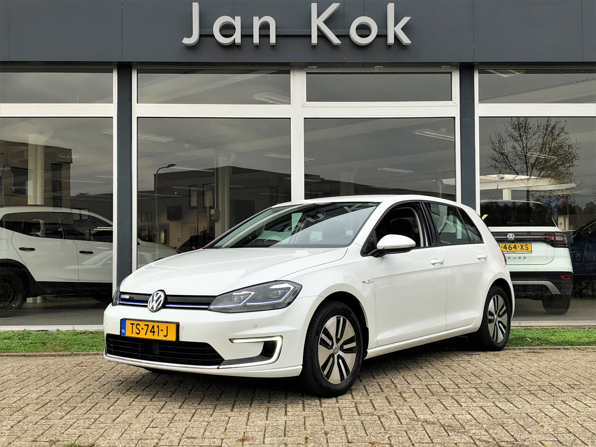 Volkswagen e-Golf 136 pk | 2.000 subsidie | Warmtepomp | Lage km stand bij viaBOVAG.nl