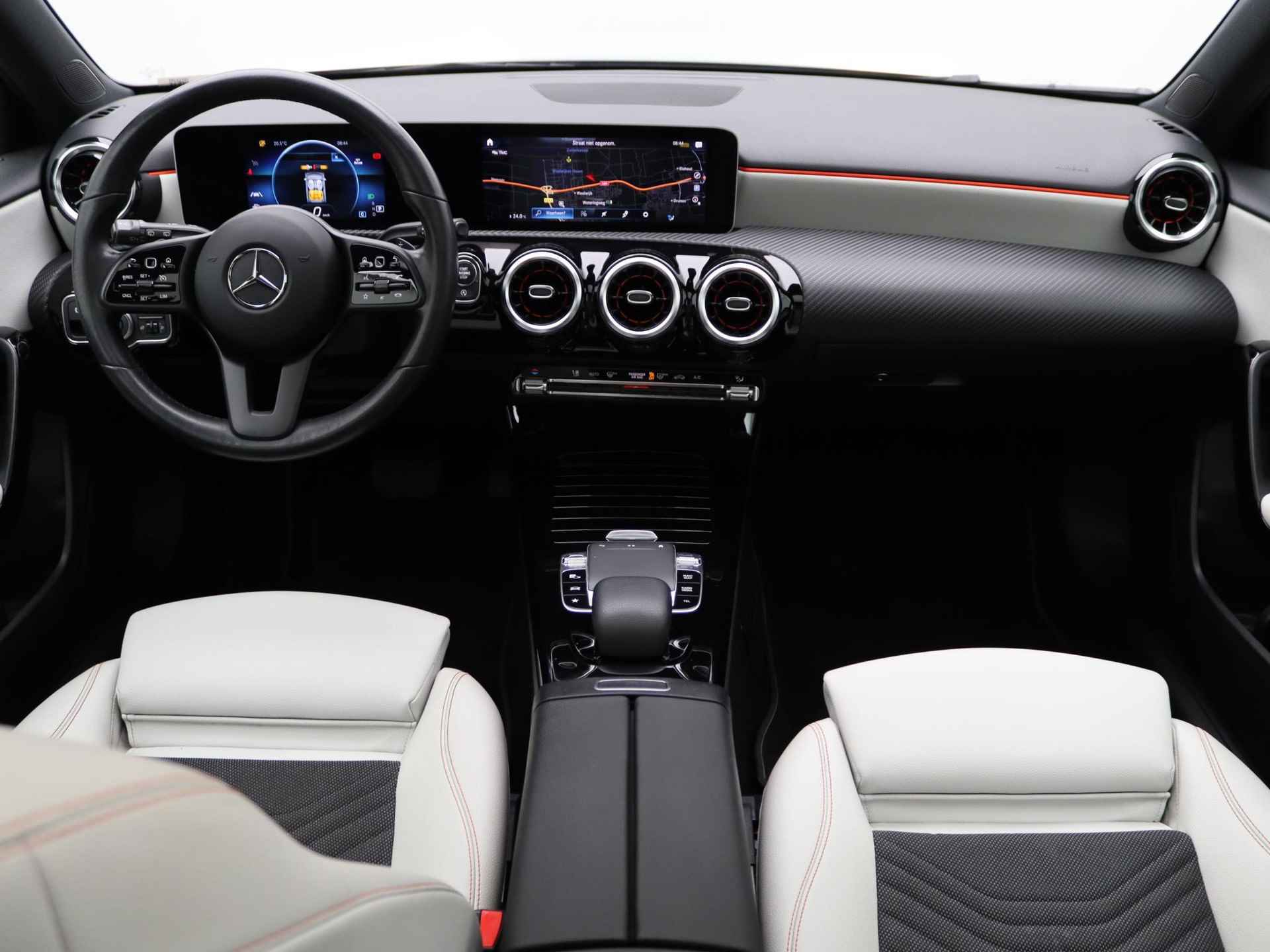 Mercedes-Benz A-klasse 180 Business Solution | Automaat | Panoramadak | Climate control | Navigatie | Half-Leder | LMV | Schuifdak | Parkeer sensoren | Camera | - 8/33