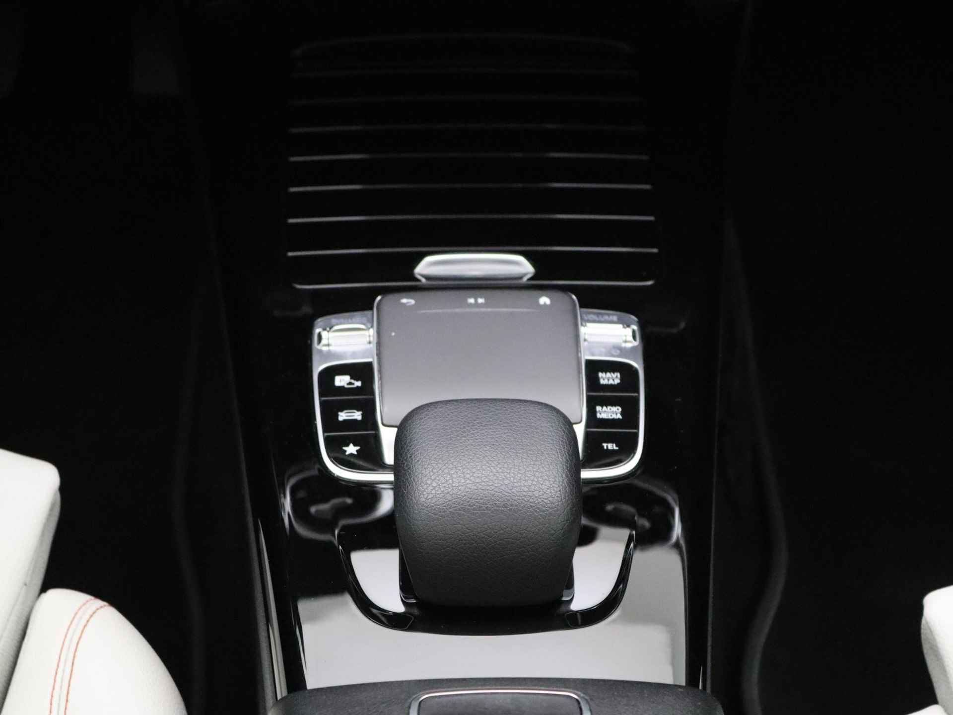 Mercedes-Benz A-klasse 180 Business Solution | Automaat | Panoramadak | Climate control | Navigatie | Half-Leder | LMV | Schuifdak | Parkeer sensoren | Camera | - 12/33
