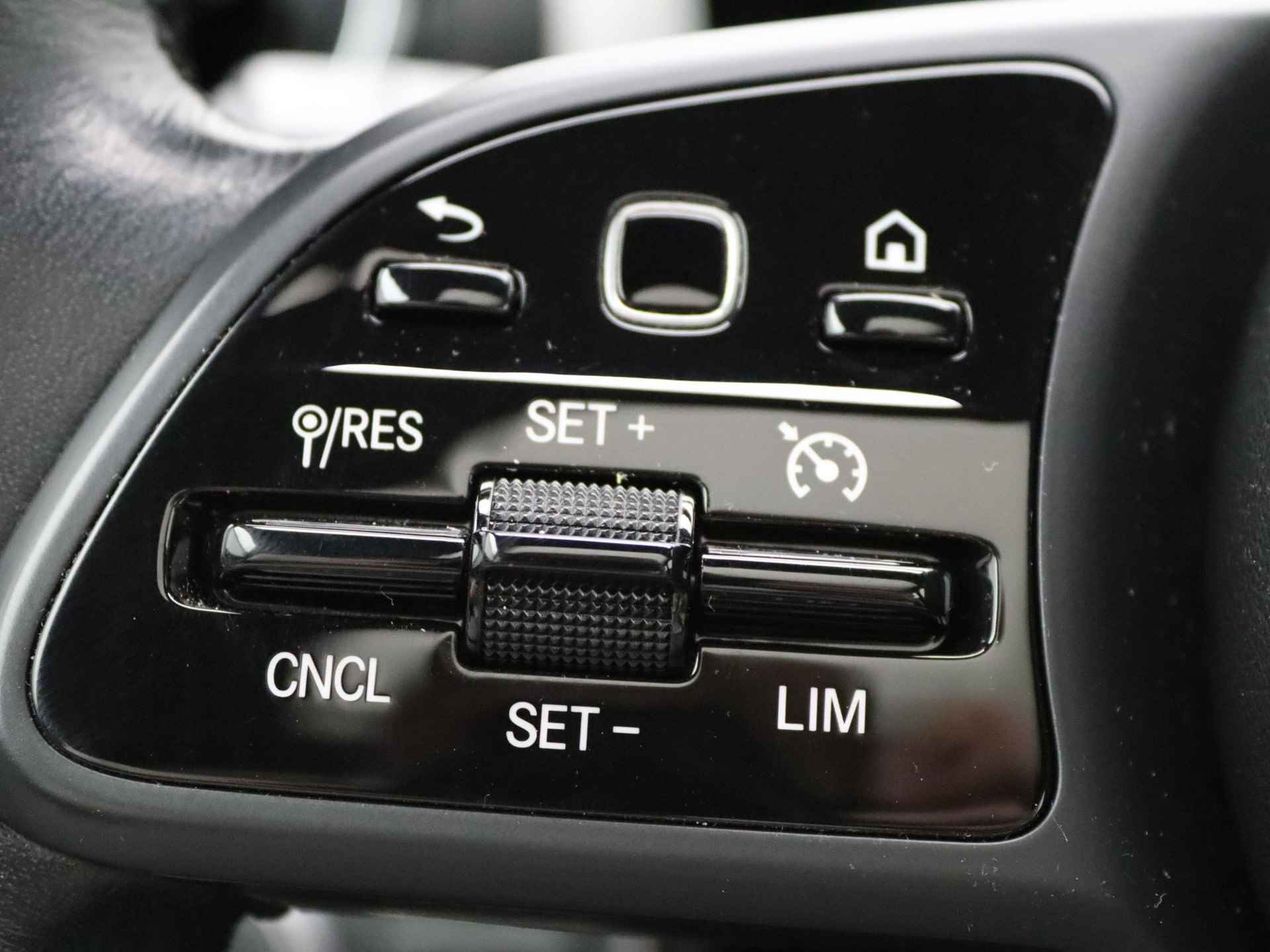 Mercedes-Benz A-klasse 180 Business Solution | Automaat | Panoramadak | Climate control | Navigatie | Half-Leder | LMV | Schuifdak | Parkeer sensoren | Camera | - 19/33