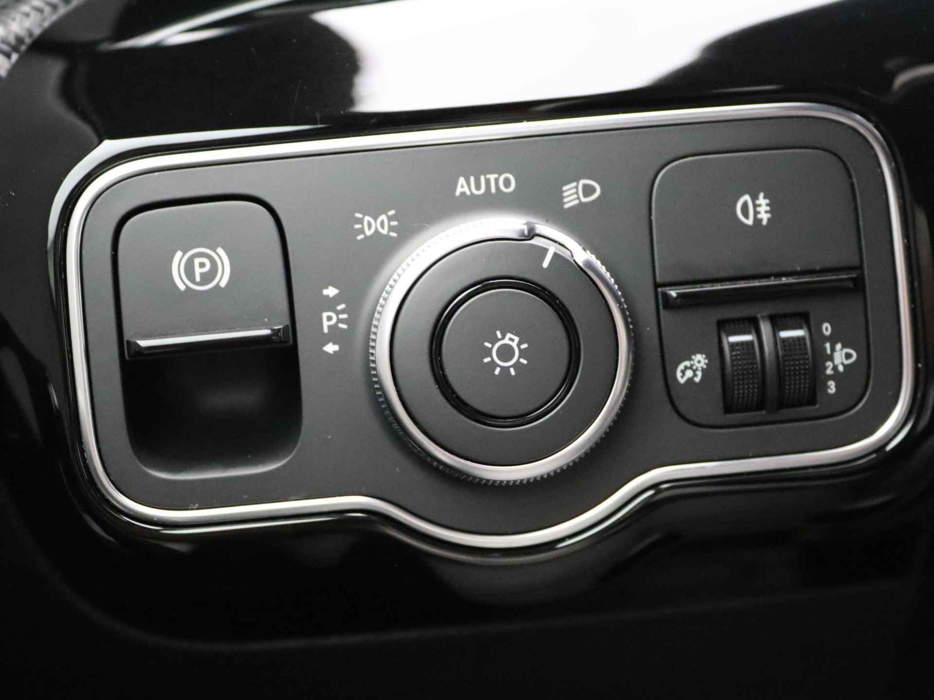 Mercedes-Benz A-klasse 180 Business Solution | Automaat | Panoramadak | Climate control | Navigatie | Half-Leder | LMV | Schuifdak | Parkeer sensoren | Camera | - 20/33
