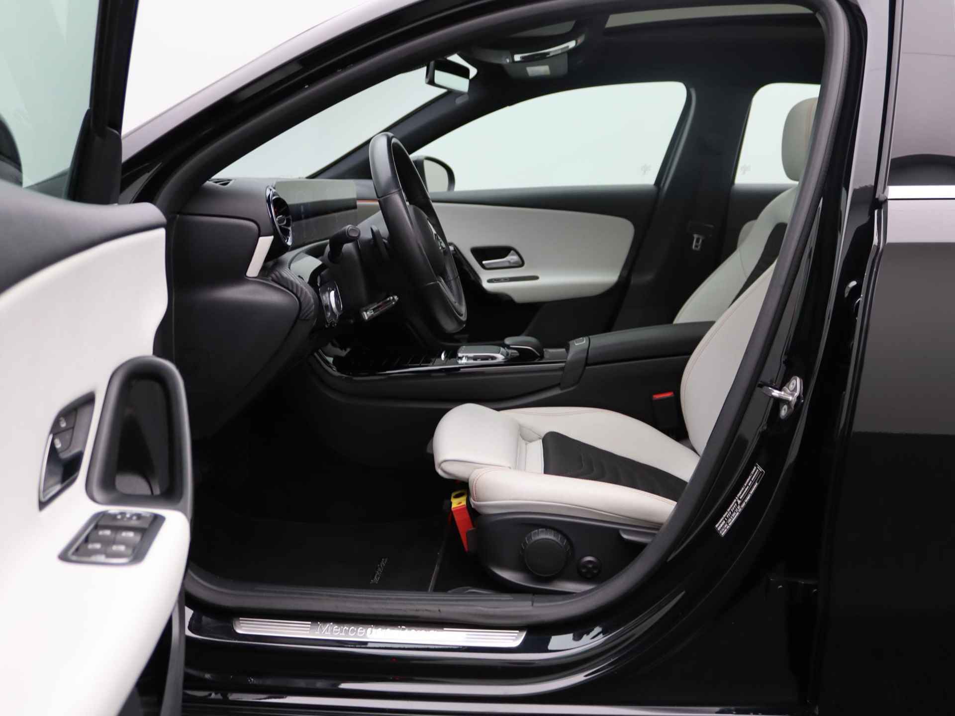 Mercedes-Benz A-klasse 180 Business Solution | Automaat | Panoramadak | Climate control | Navigatie | Half-Leder | LMV | Schuifdak | Parkeer sensoren | Camera | - 24/33