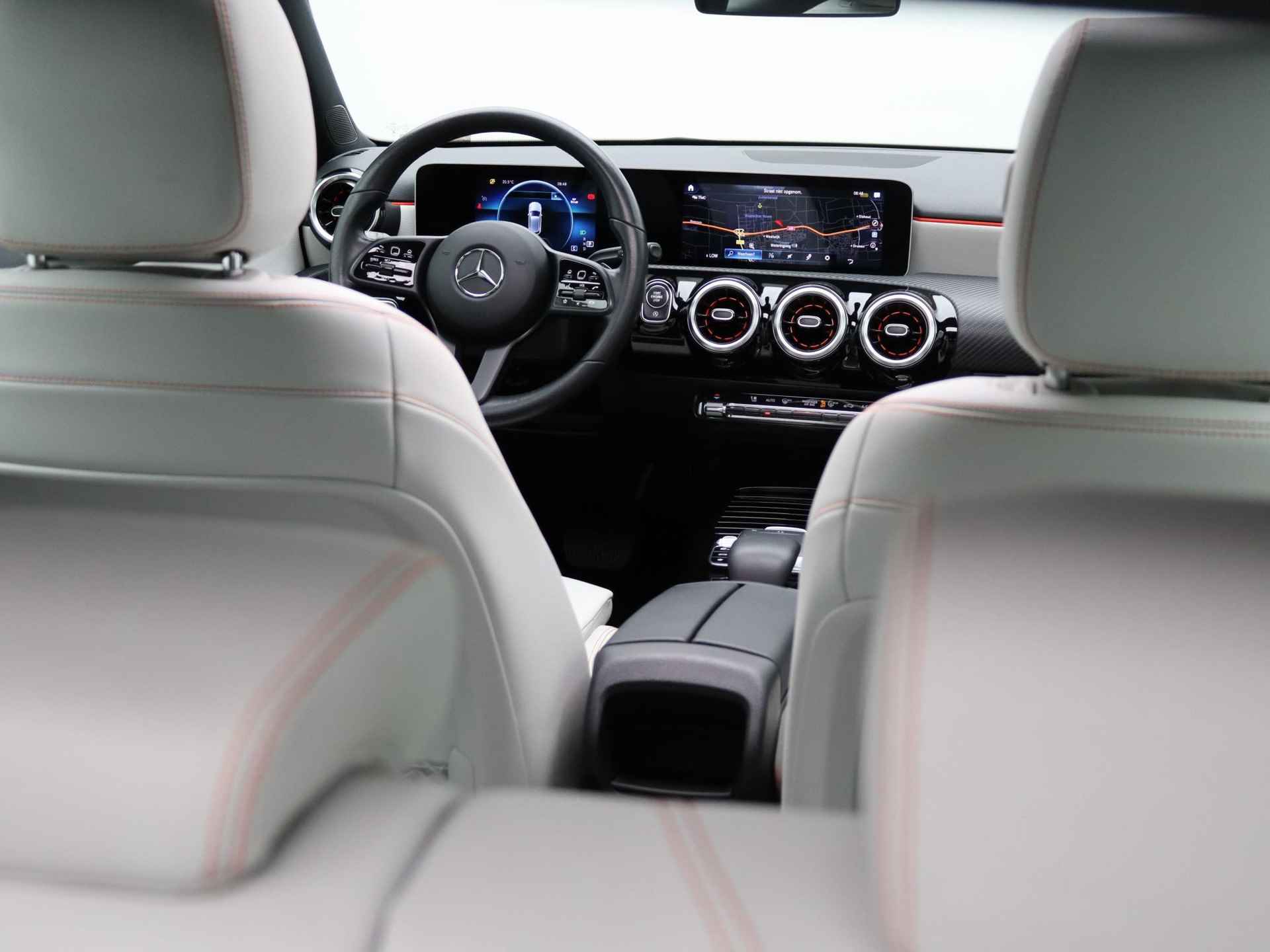 Mercedes-Benz A-klasse 180 Business Solution | Automaat | Panoramadak | Climate control | Navigatie | Half-Leder | LMV | Schuifdak | Parkeer sensoren | Camera | - 29/33