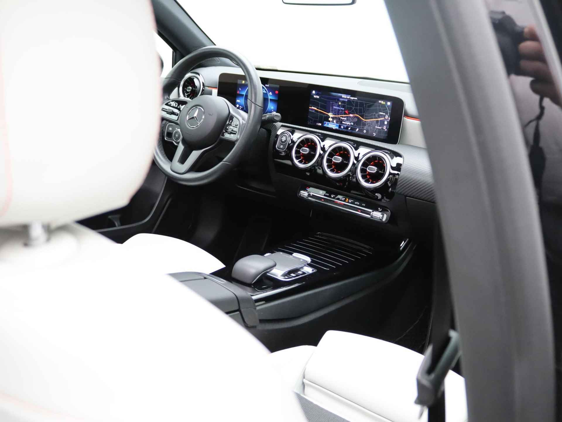 Mercedes-Benz A-klasse 180 Business Solution | Automaat | Panoramadak | Climate control | Navigatie | Half-Leder | LMV | Schuifdak | Parkeer sensoren | Camera | - 31/33