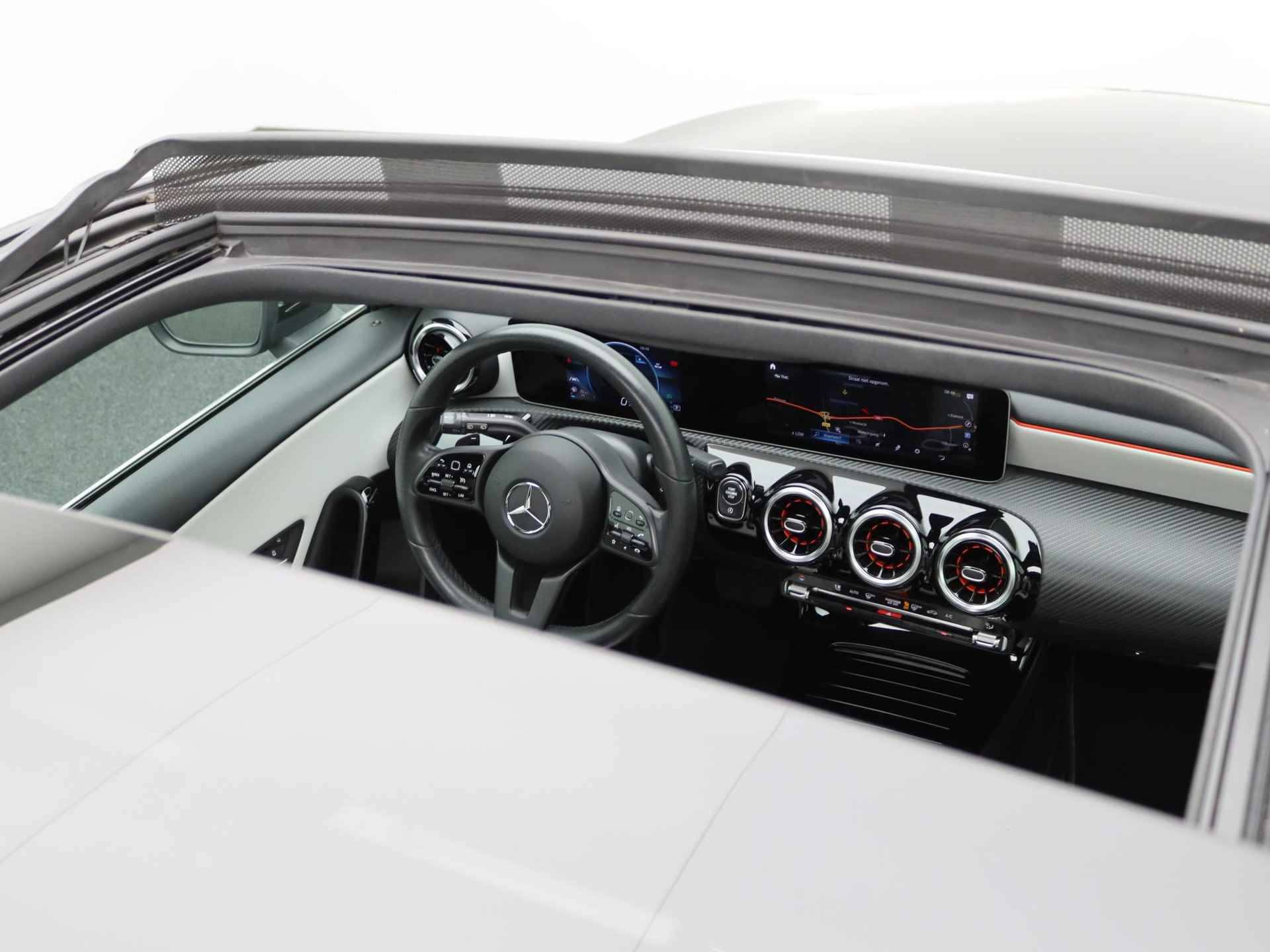 Mercedes-Benz A-klasse 180 Business Solution | Automaat | Panoramadak | Climate control | Navigatie | Half-Leder | LMV | Schuifdak | Parkeer sensoren | Camera | - 32/33