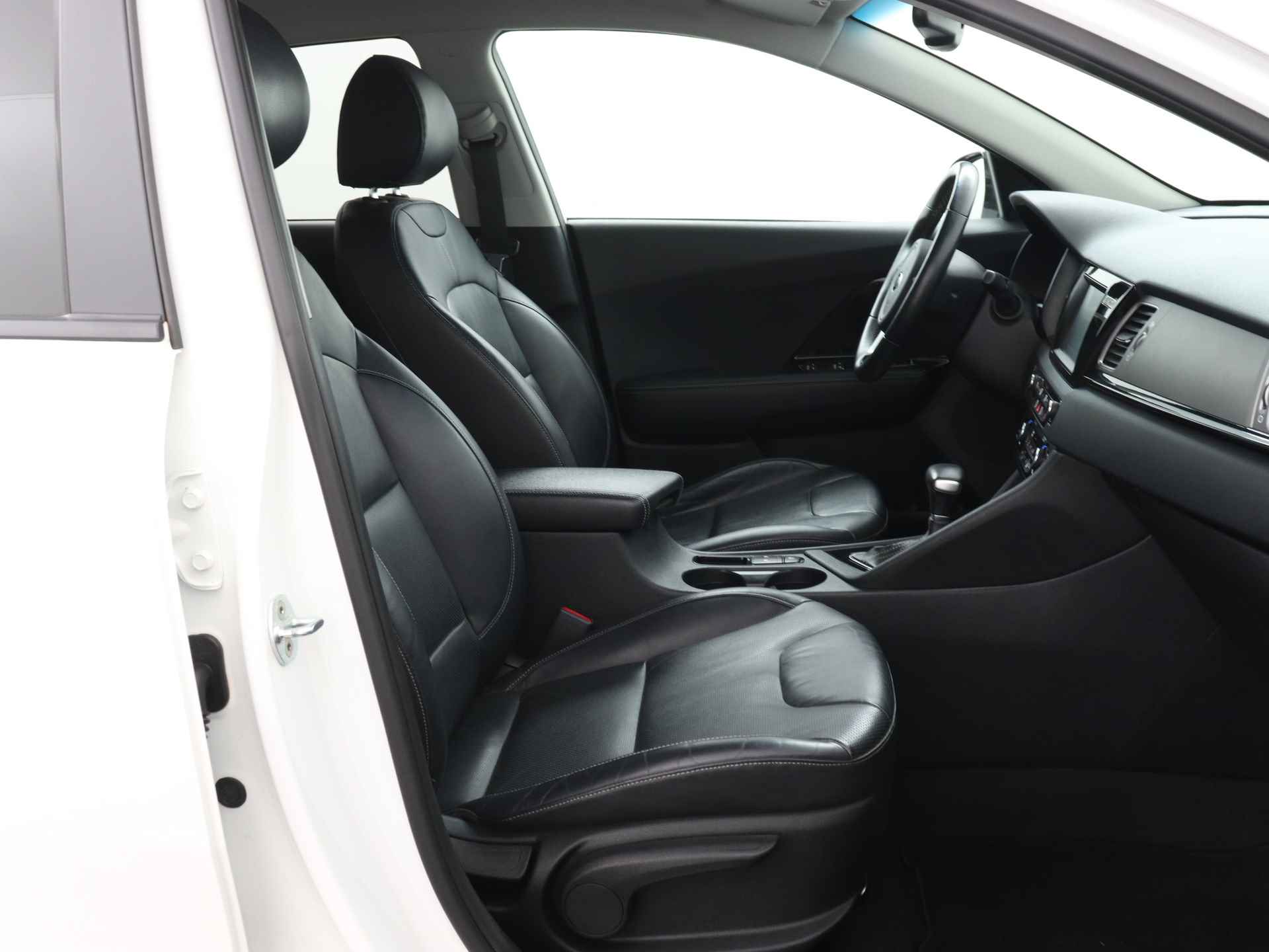Kia Niro 1.6 GDi Hybrid BusinessLine | Camera | Lederen Bekleding | Stoel-/Stuurverwarming | Luxe auto | Keyless | Navigatie | Trekhaak | - 31/45
