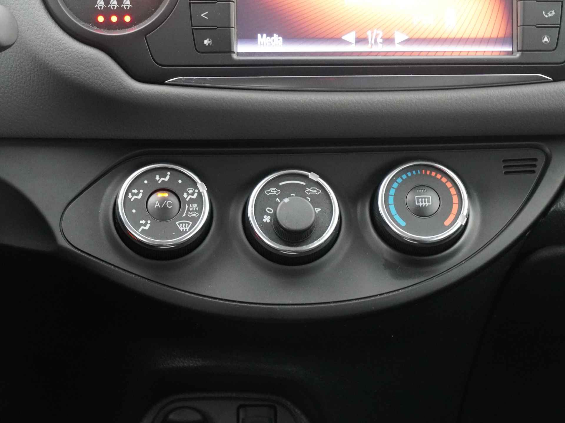 Toyota Yaris 1.0 VVT-i Aspiration Airco I Bluetooth I Hoge zit I 100% dealeronderhouden - 16/17