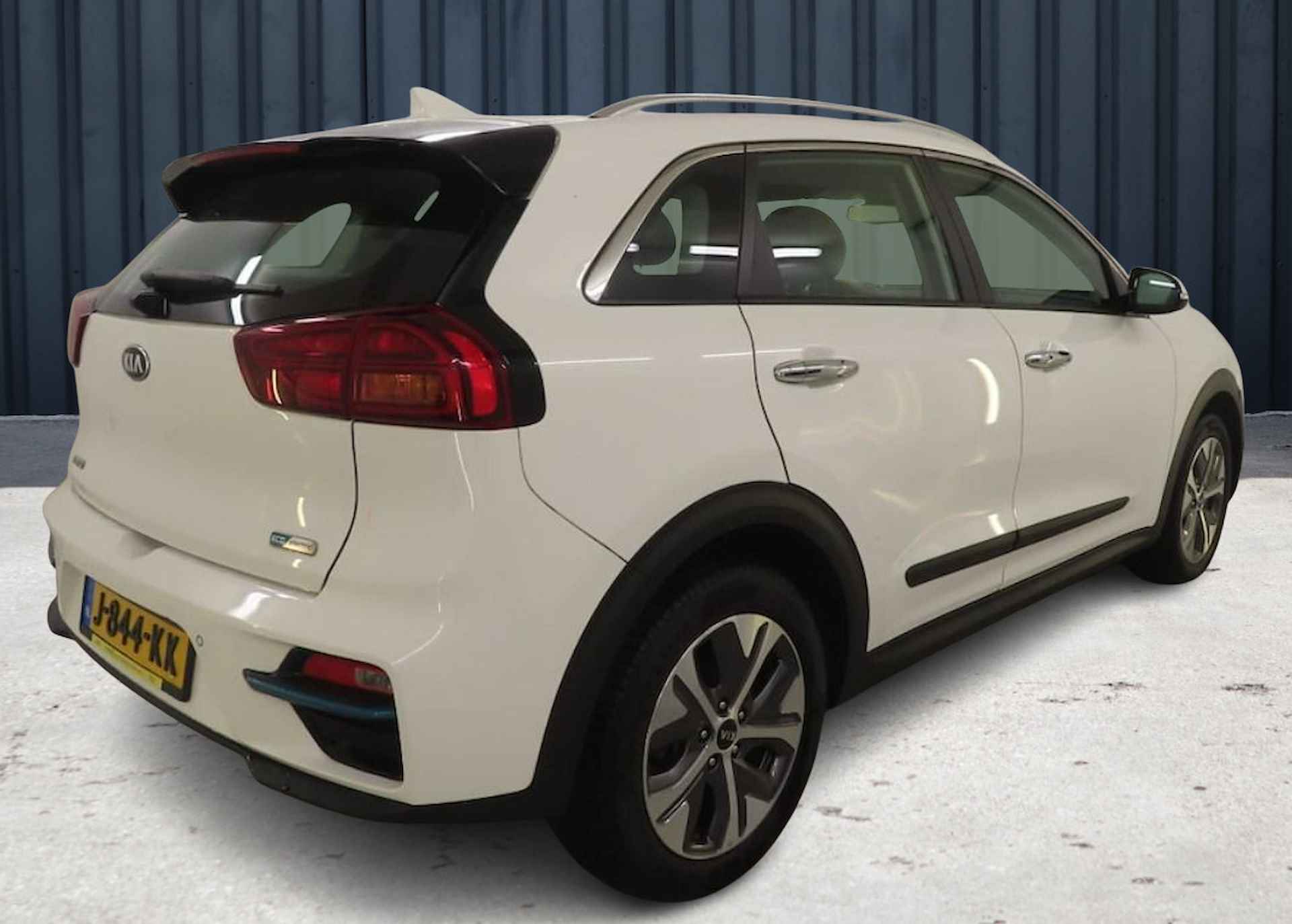 Kia e-Niro DynamicLine 64 kWh (204 PK) (Subsidie Mogelijk) 1e-Eig, Keurig-Onderh, 12-Mnd-BOVAG, NL-Auto, Half-Leer, Navigatie/Apple-Carplay/Android-Auto, Adaptive-Cruisecontrol, Keyless-Entry/Start, Achteruitrijcamera, Stoel/Stuur-Verwarming, DAB, Licht-Zicht-Pakket, Lm-Velgen-17Inch, Privacy-Glas - 3/16