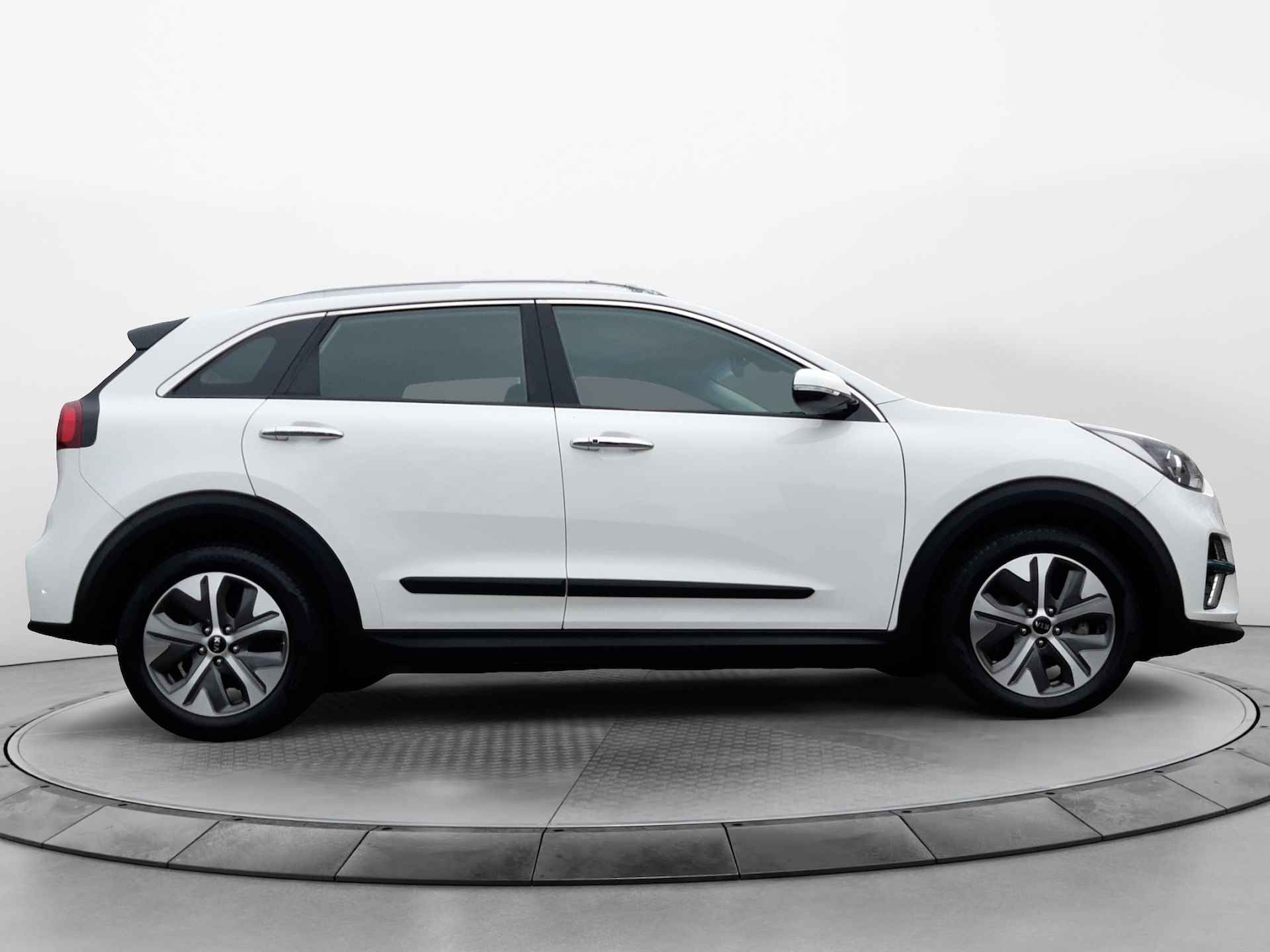 Kia e-Niro DynamicLine 64 kWh (204 PK) 1e-Eig, Keurig-Onderh, 12-Mnd-BOVAG, NL-Auto, Half-Leer, Navigatie/Apple-Carplay/Android-Auto, Adaptive-Cruisecontrol, Keyless-Entry/Start, Achteruitrijcamera, Stoel/Stuur-Verwarming, DAB, Licht-Zicht-Pakket, Lm-Velgen-17Inch, Privacy-Glas - 5/41