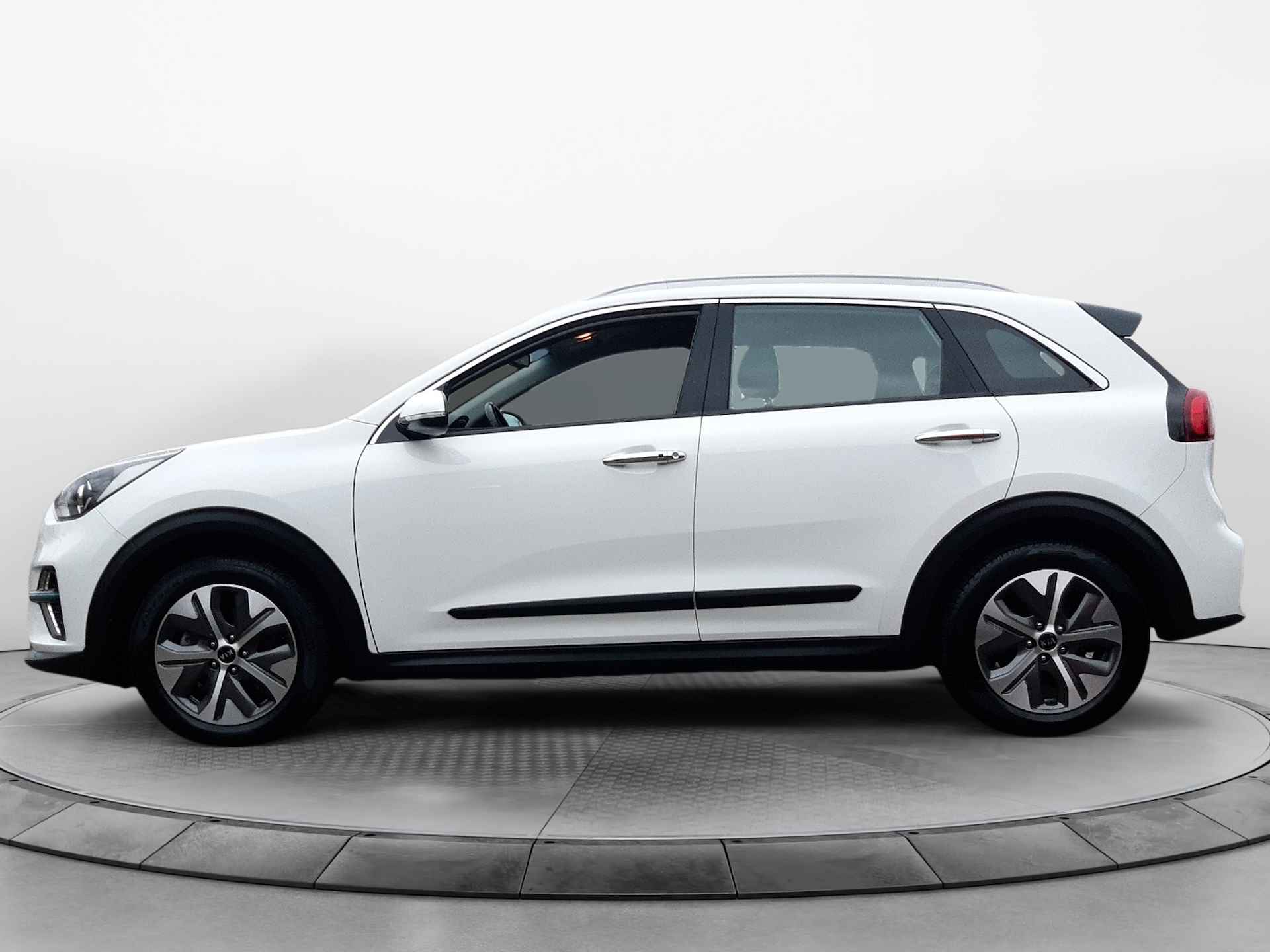 Kia e-Niro DynamicLine 64 kWh (204 PK) 1e-Eig, Keurig-Onderh, 12-Mnd-BOVAG, NL-Auto, Half-Leer, Navigatie/Apple-Carplay/Android-Auto, Adaptive-Cruisecontrol, Keyless-Entry/Start, Achteruitrijcamera, Stoel/Stuur-Verwarming, DAB, Licht-Zicht-Pakket, Lm-Velgen-17Inch, Privacy-Glas - 34/41