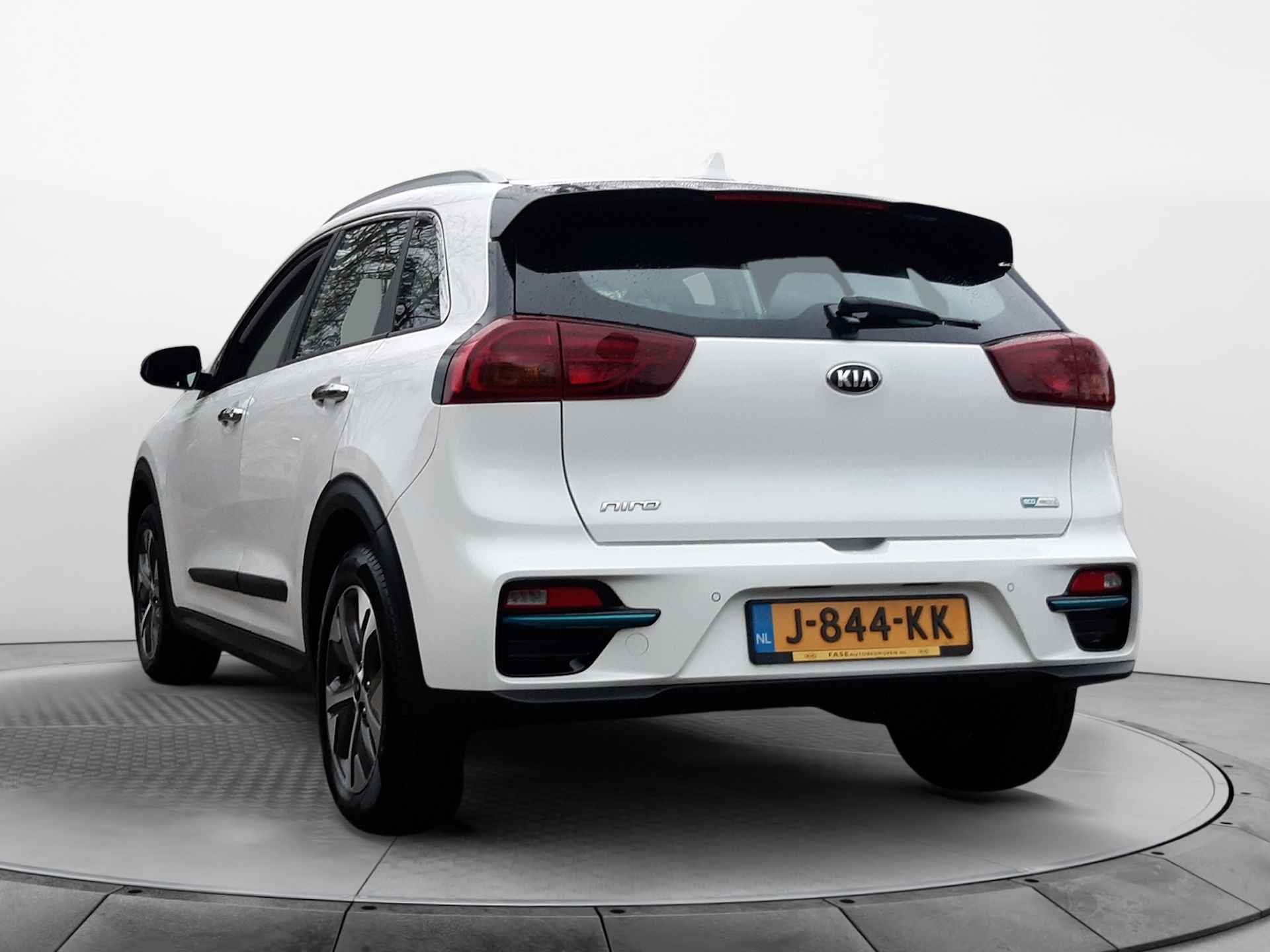 Kia e-Niro DynamicLine 64 kWh (204 PK) 1e-Eig, Keurig-Onderh, 12-Mnd-BOVAG, NL-Auto, Half-Leer, Navigatie/Apple-Carplay/Android-Auto, Adaptive-Cruisecontrol, Keyless-Entry/Start, Achteruitrijcamera, Stoel/Stuur-Verwarming, DAB, Licht-Zicht-Pakket, Lm-Velgen-17Inch, Privacy-Glas - 35/41