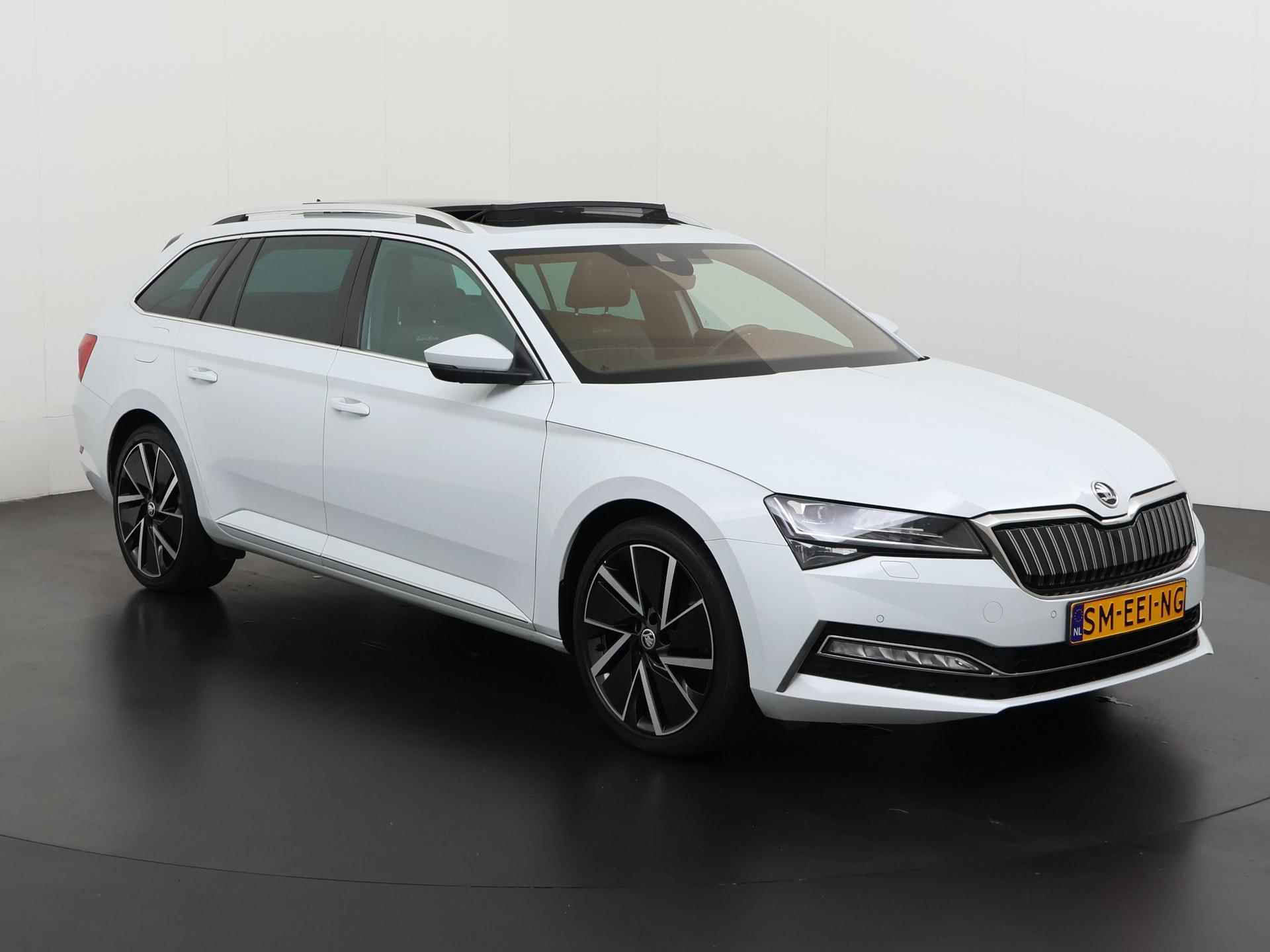 Skoda Superb Combi 1.4 TSI iV Laurin & Klement | Panoramadak | Trekhaak | Leder | 360 Camera | Zondag Open! - 30/48