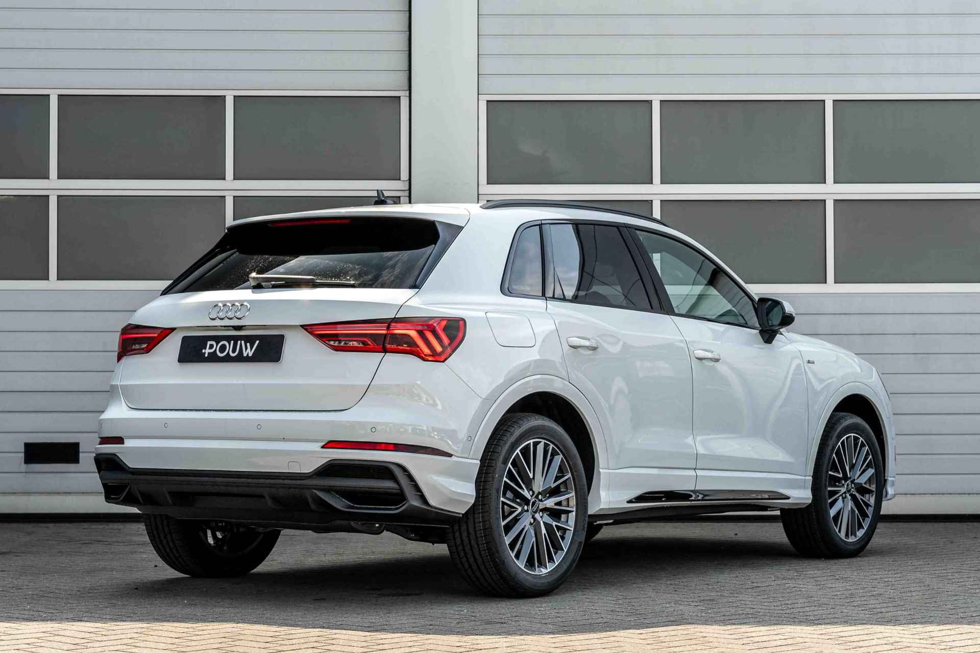 Audi Q3 35 TFSI 150pk S Edition Competition | Panoramadak | Achteruitrijcamera - 2/53