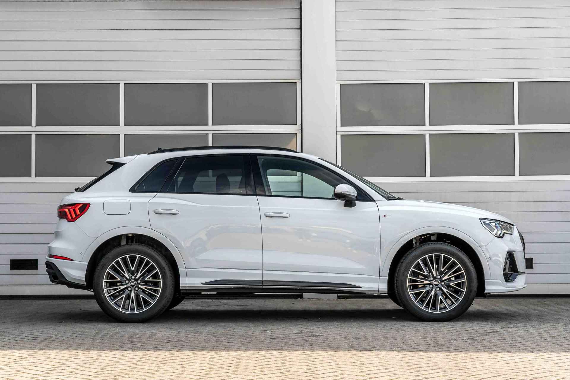 Audi Q3 35 TFSI 150pk S Edition Competition | Panoramadak | Achteruitrijcamera - 3/53