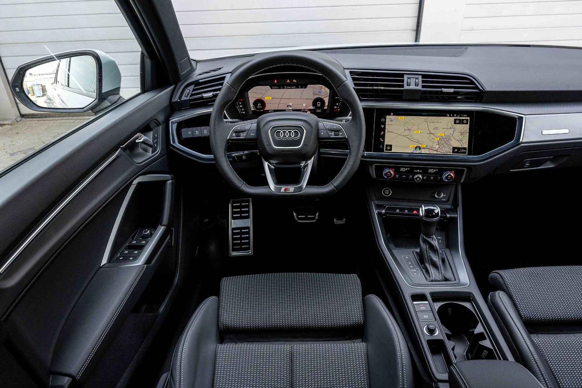 Audi Q3 35 TFSI 150pk S Edition Competition | Panoramadak | Achteruitrijcamera - 24/53