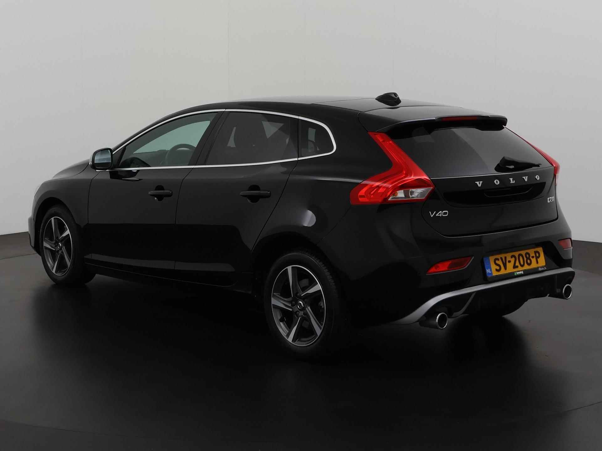 Volvo V40 2.0 D3 Business Sport Automaat | Unieke kilometer stand | Panoramadak | Camera | Navigatie | Zondag Open! - 6/35