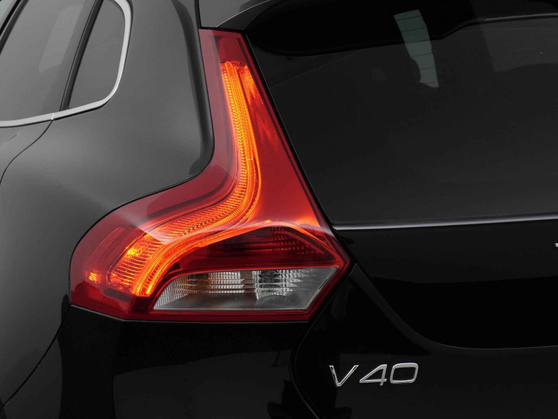 Volvo V40 2.0 D3 Business Sport Automaat | Unieke kilometer stand | Panoramadak | Camera | Navigatie | Zondag Open! - 20/35