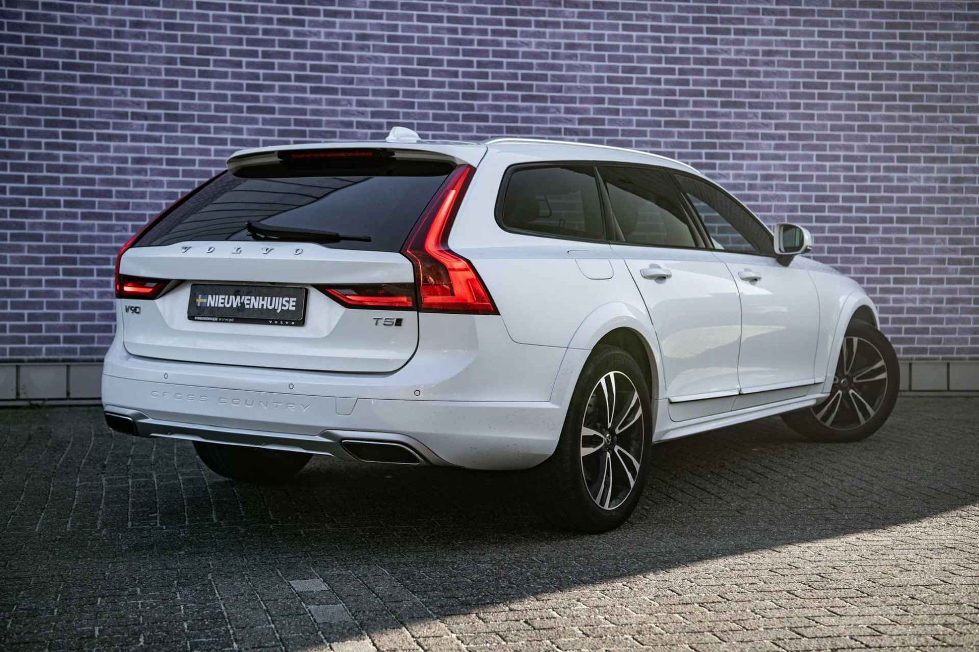 Volvo V90 Cross Country 2.0 T5 Pro | Panodak | Trekhaak | 360 Camera | Standkachel | Kinderzitje | Head-Up | Massage | Ventilatie | BLIS | Adapt.Cruise - 3/40