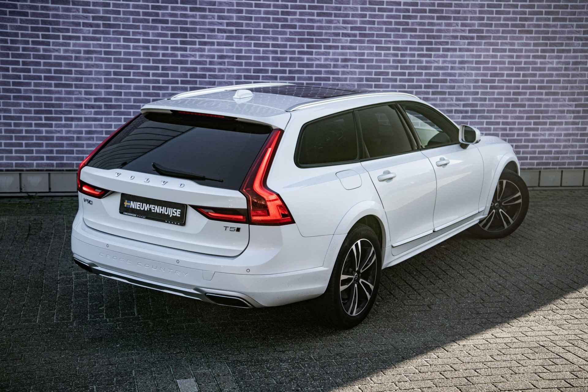 Volvo V90 Cross Country 2.0 T5 Pro | Panodak | Trekhaak | 360 Camera | Standkachel | Kinderzitje | Head-Up | Massage | Ventilatie | BLIS | Adapt.Cruise - 17/40