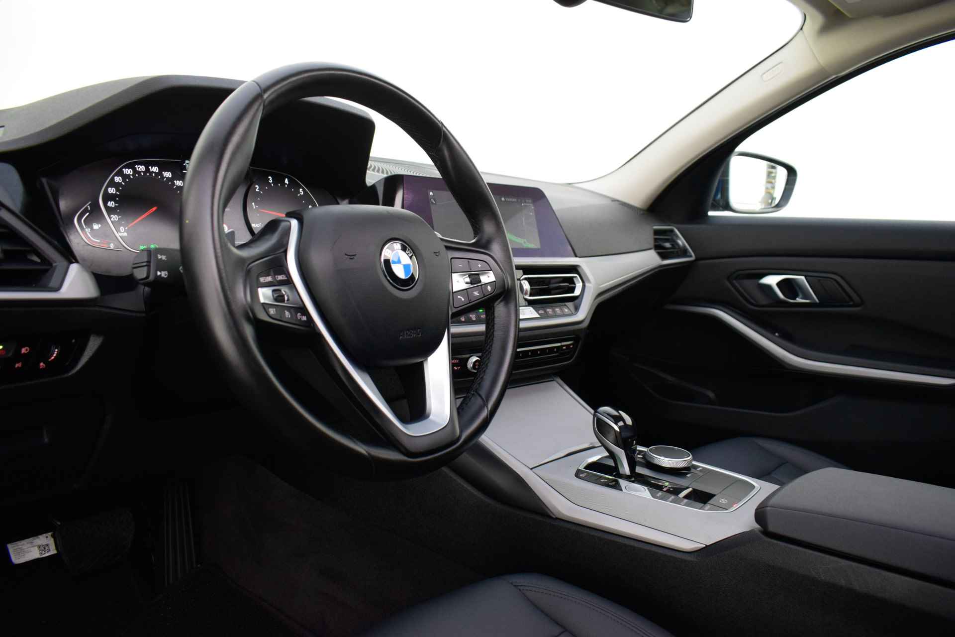 BMW 3 Serie Touring 318iA Executive Edition PANO/FULL LED/NAVI/CARPLAY/STOELVERW./LEDER/ELEK KLEP/LANE ASSIST/LMV - 17/27