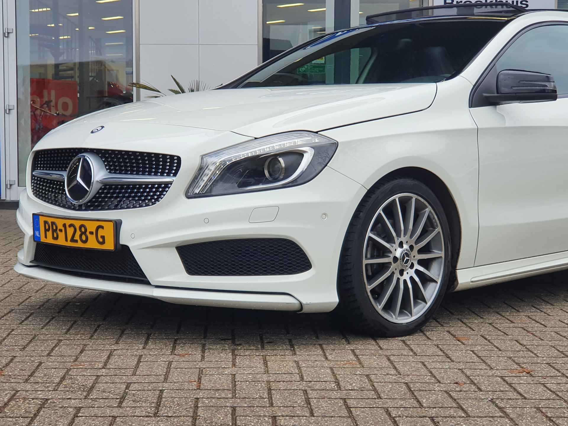 Mercedes-Benz A-Klasse 180 AMG-Pakket | Panoramadak | Cruise Control | Stoelverwarming | Navi - 29/34