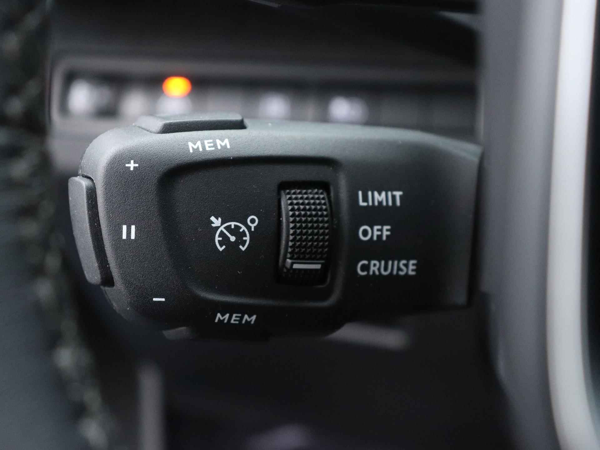 Peugeot 3008 SUV Allure 1.6 Plug-in Hybrid 225pk Automaat | Navigatie | Achteruitrijcamera | Handsfree achterklep | Dodehoeksensor | Climate Control | Stoelverwarming | Keyless | Parkeersensoren v+a | Cruise Control | Led koplampen | Apple Carplay | Bluetooth | DAB+ radio | Donker getint glas | 18" lichtmetalen velgen | - 20/36