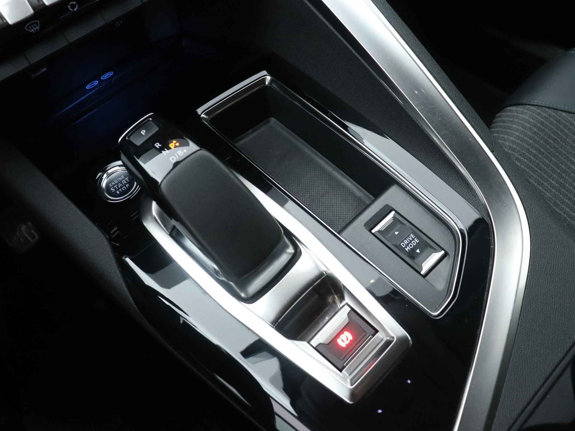 Peugeot 3008 SUV Allure 1.6 Plug-in Hybrid 225pk Automaat | Navigatie | Achteruitrijcamera | Handsfree achterklep | Dodehoeksensor | Climate Control | Stoelverwarming | Keyless | Parkeersensoren v+a | Cruise Control | Led koplampen | Apple Carplay | Bluetooth | DAB+ radio | Donker getint glas | 18" lichtmetalen velgen | - 26/36