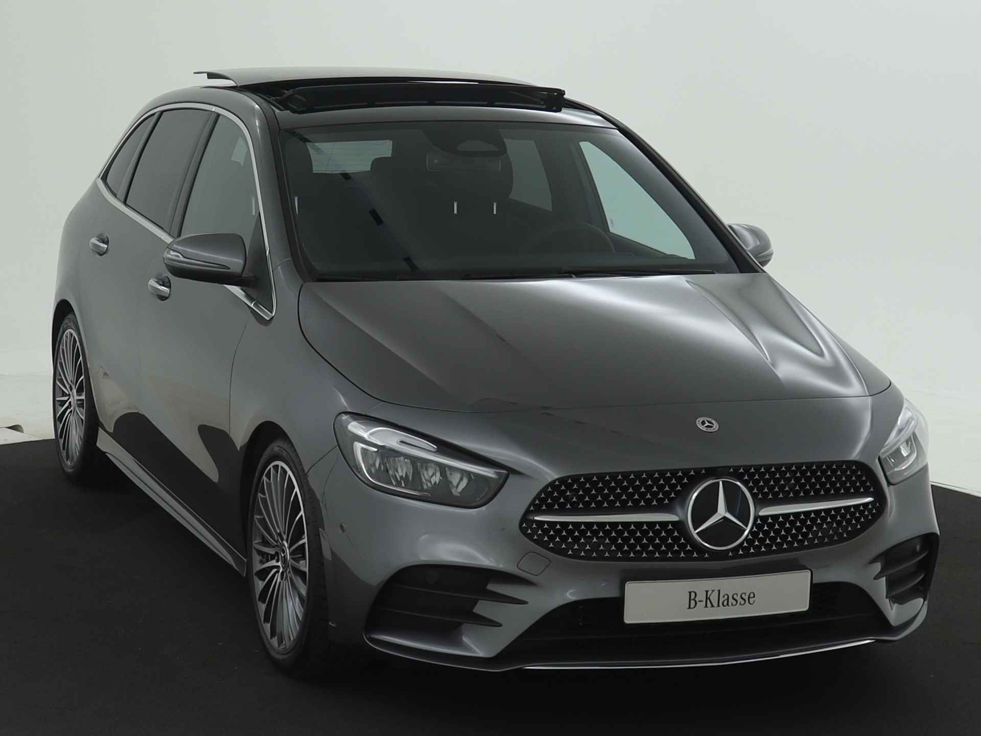 Mercedes-Benz B-Klasse 180 AMG line | Panoramadak | Premium pakket | 19 Inch Multispaaks | Sfeerverlichting | Parkeerpakket | EASY PACK achterklep | Dodehoekassistent | - 23/35