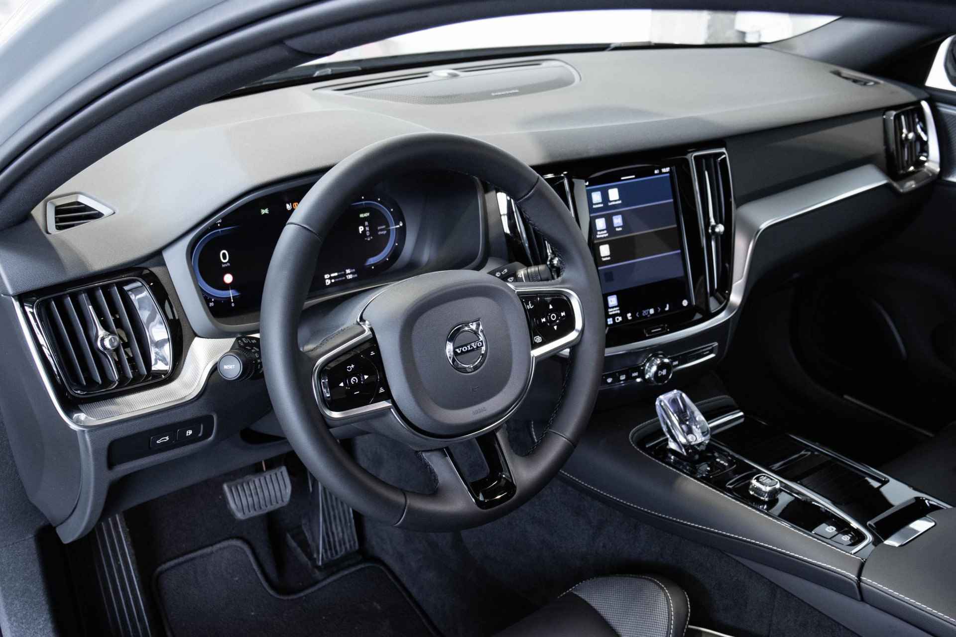 Volvo S60 Recharge T6 AWD Plus Dark | Schuif/Kanteldak | Harman Kardon Premium Audio | 19" Lichtmetalen Wielen | 360º Camera - 3/37