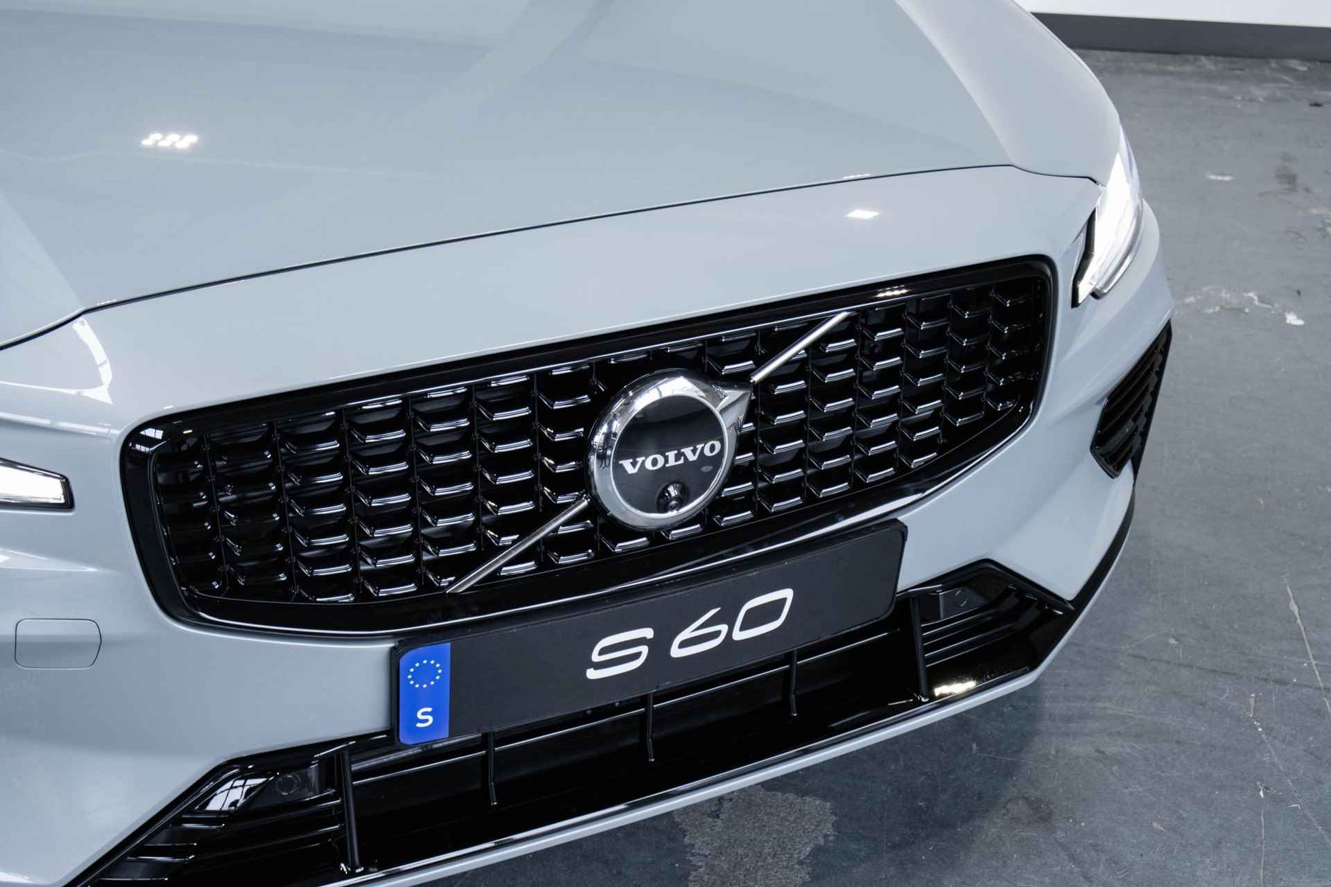 Volvo S60 Recharge T6 AWD Plus Dark | Schuif/Kanteldak | Harman Kardon Premium Audio | 19" Lichtmetalen Wielen | 360º Camera - 18/37