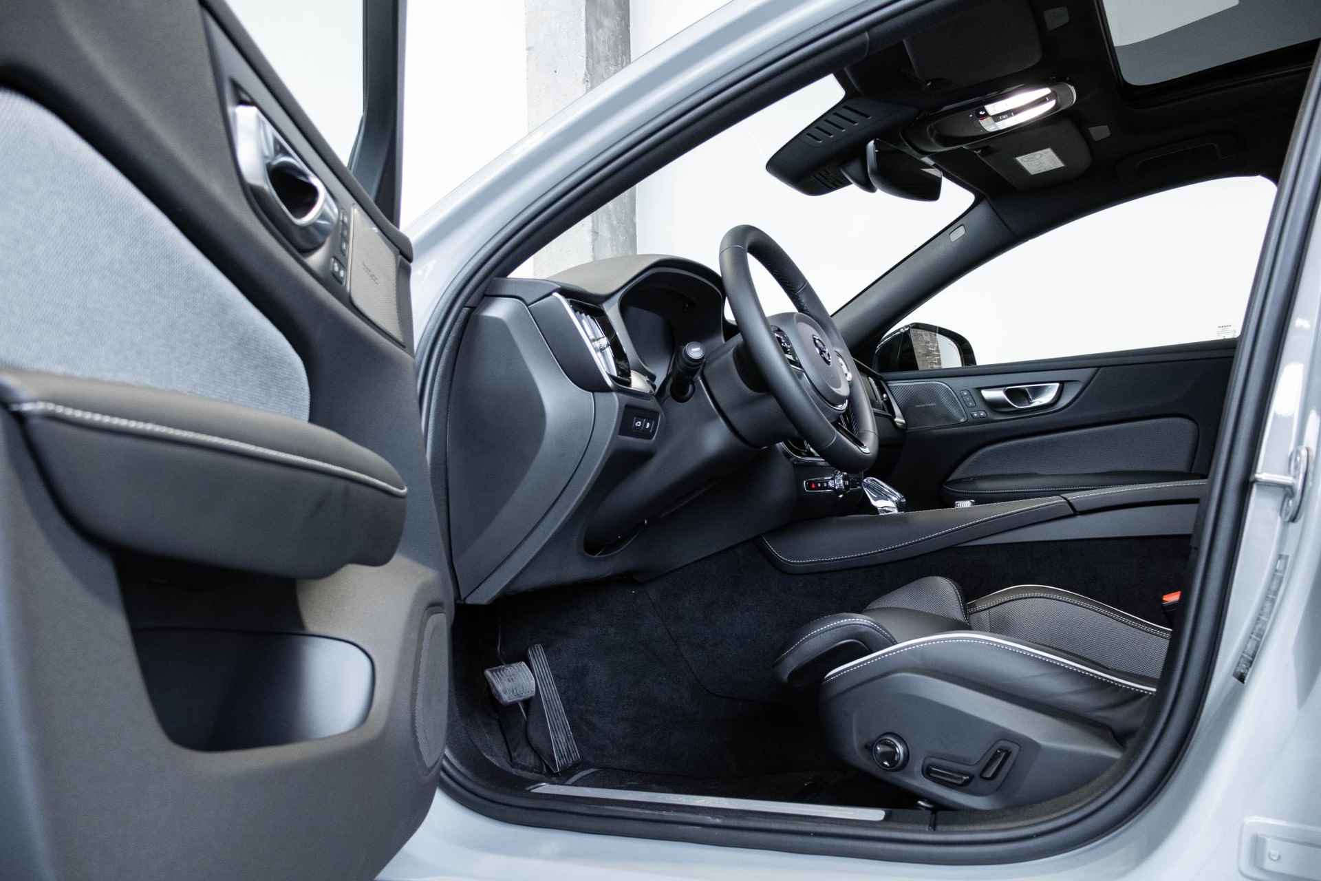 Volvo S60 Recharge T6 AWD Plus Dark | Schuif/Kanteldak | Harman Kardon Premium Audio | 19" Lichtmetalen Wielen | 360º Camera - 19/37