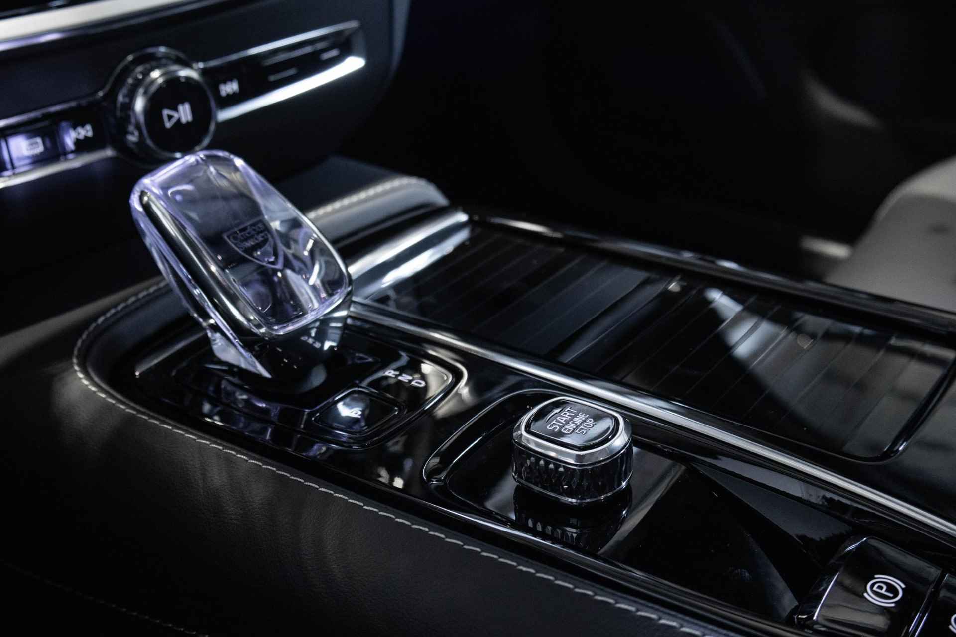 Volvo S60 Recharge T6 AWD Plus Dark | Schuif/Kanteldak | Harman Kardon Premium Audio | 19" Lichtmetalen Wielen | 360º Camera - 27/37