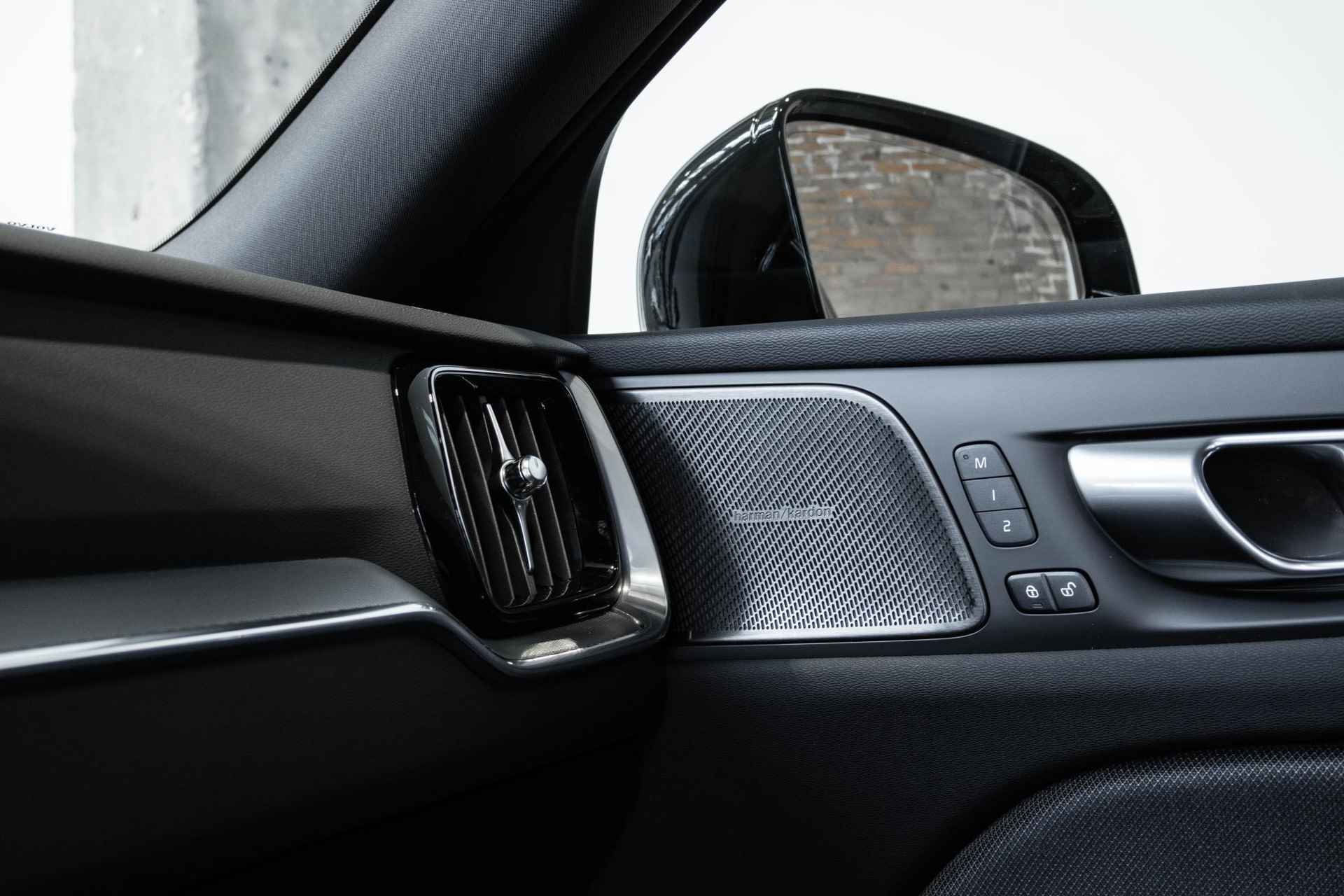 Volvo S60 Recharge T6 AWD Plus Dark | Schuif/Kanteldak | Harman Kardon Premium Audio | 19" Lichtmetalen Wielen | 360º Camera - 28/37