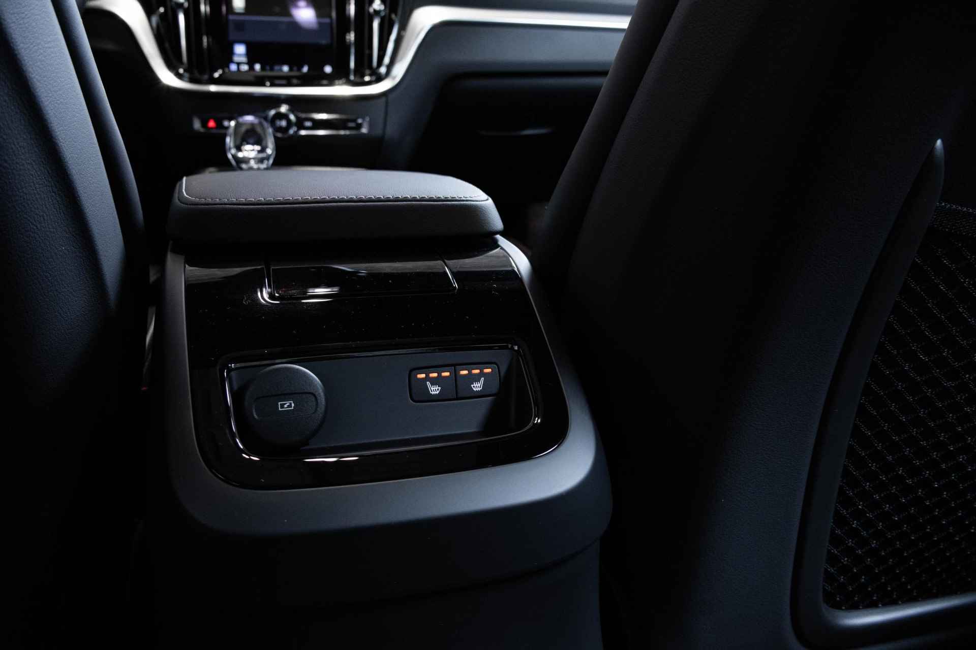 Volvo S60 Recharge T6 AWD Plus Dark | Schuif/Kanteldak | Harman Kardon Premium Audio | 19" Lichtmetalen Wielen | 360º Camera - 32/37