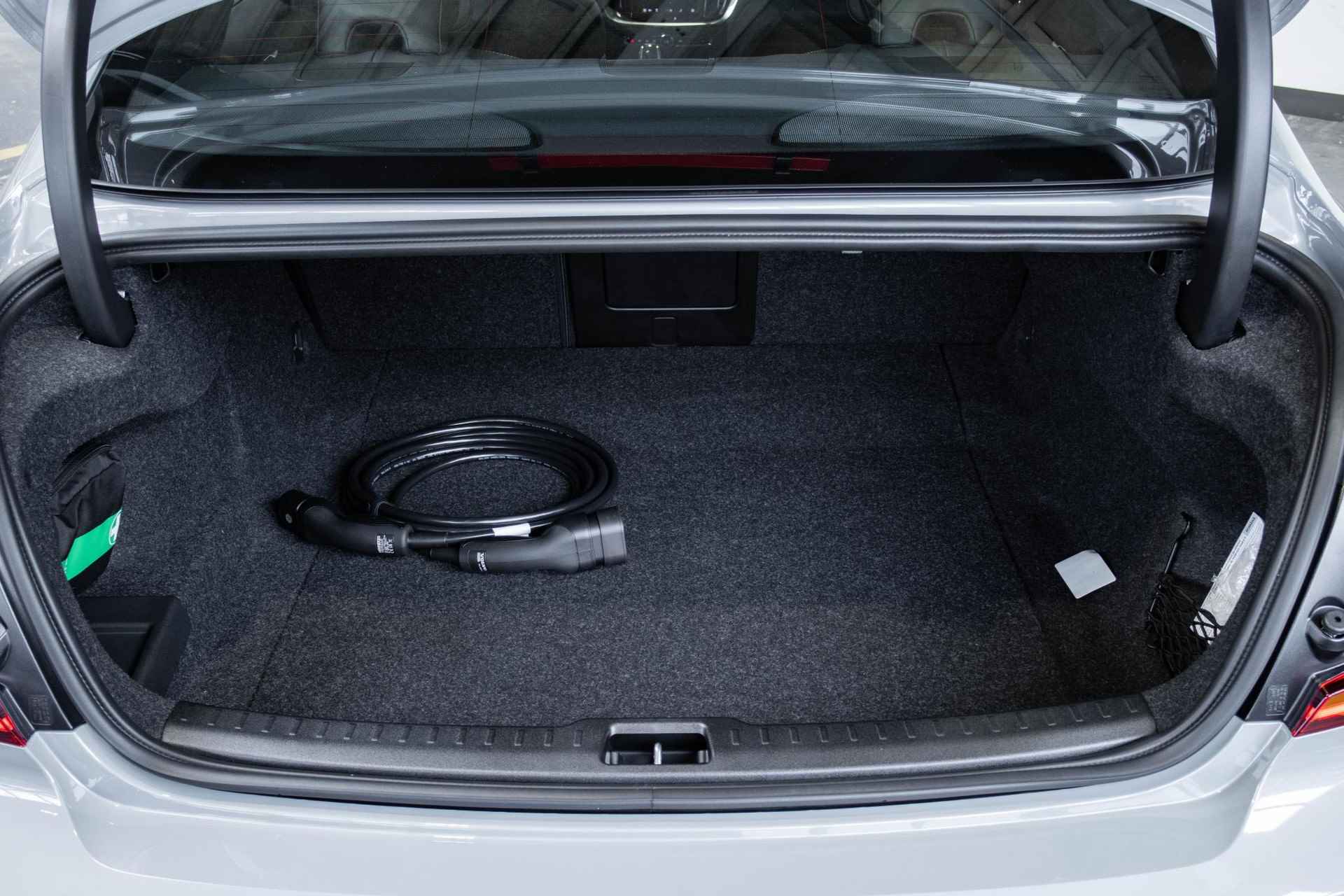 Volvo S60 Recharge T6 AWD Plus Dark | Schuif/Kanteldak | Harman Kardon Premium Audio | 19" Lichtmetalen Wielen | 360º Camera - 33/37