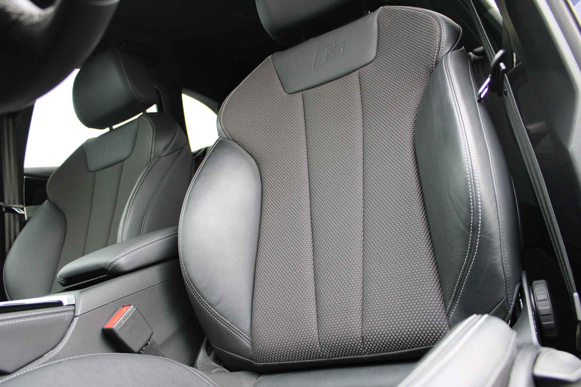 Audi A4 Avant S Edition 35 TFSI 150 pk S-tronic | Navigatie | PDC v+a | LED | Adap. Cruise Control | 18"Lmv | Elek.Achterklep - 14/57