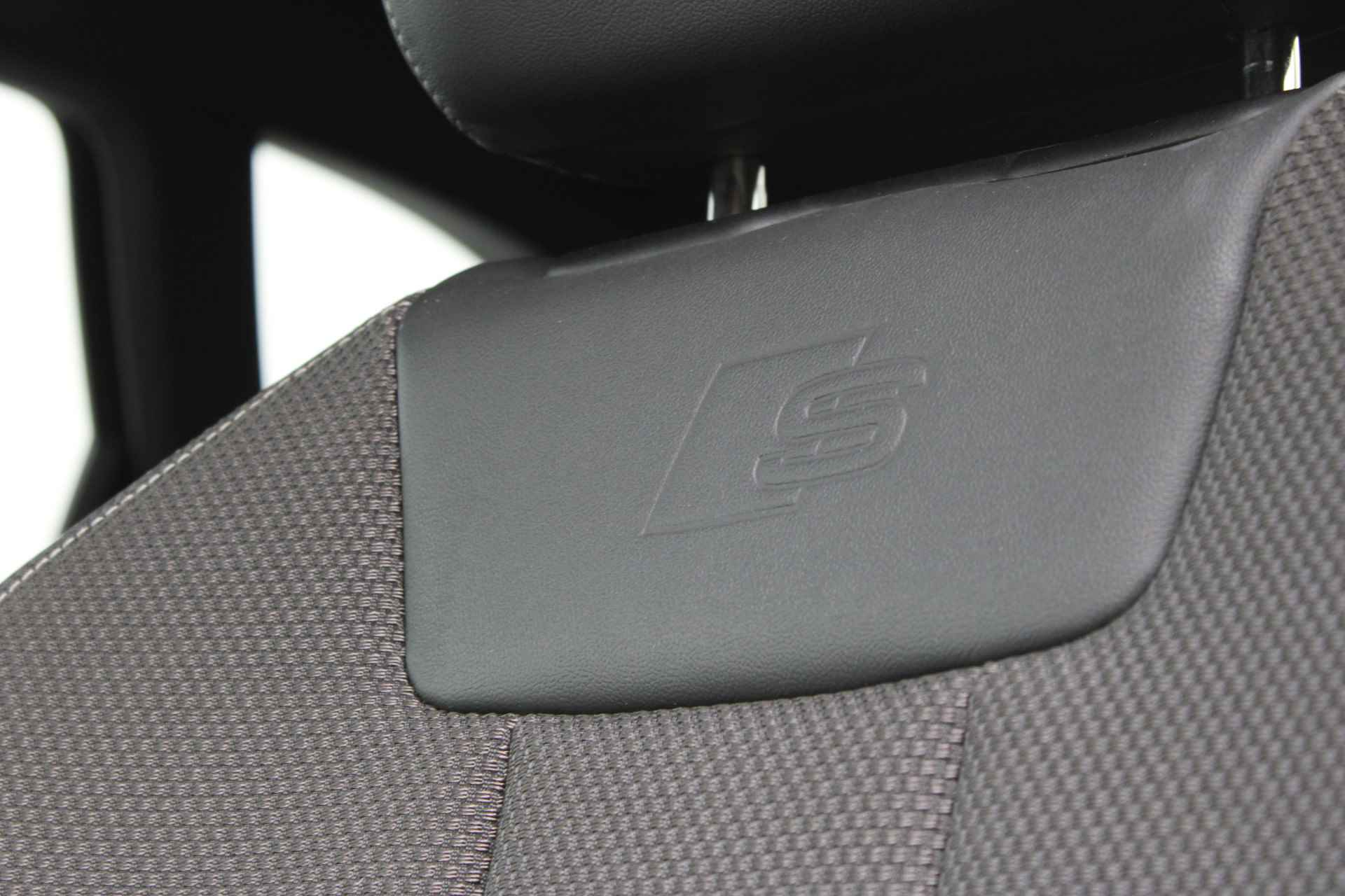 Audi A4 Avant S Edition 35 TFSI 150 pk S-tronic | Navigatie | PDC v+a | LED | Adap. Cruise Control | 18"Lmv | Elek.Achterklep - 15/57