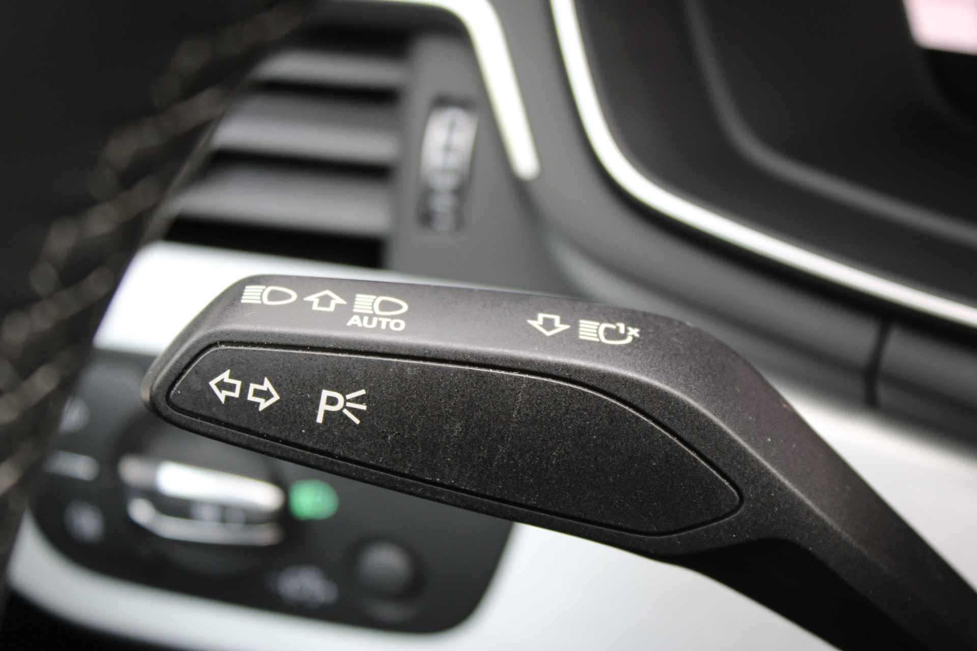 Audi A4 Avant S Edition 35 TFSI 150 pk S-tronic | Navigatie | PDC v+a | LED | Adap. Cruise Control | 18"Lmv | Elek.Achterklep - 26/57