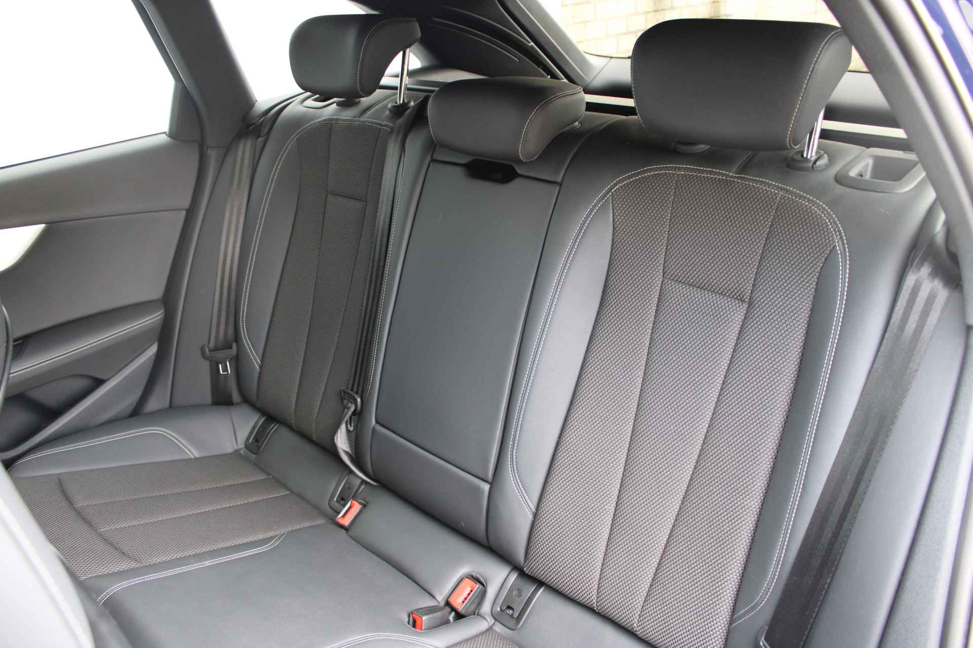 Audi A4 Avant S Edition 35 TFSI 150 pk S-tronic | Navigatie | PDC v+a | LED | Adap. Cruise Control | 18"Lmv | Elek.Achterklep - 49/57