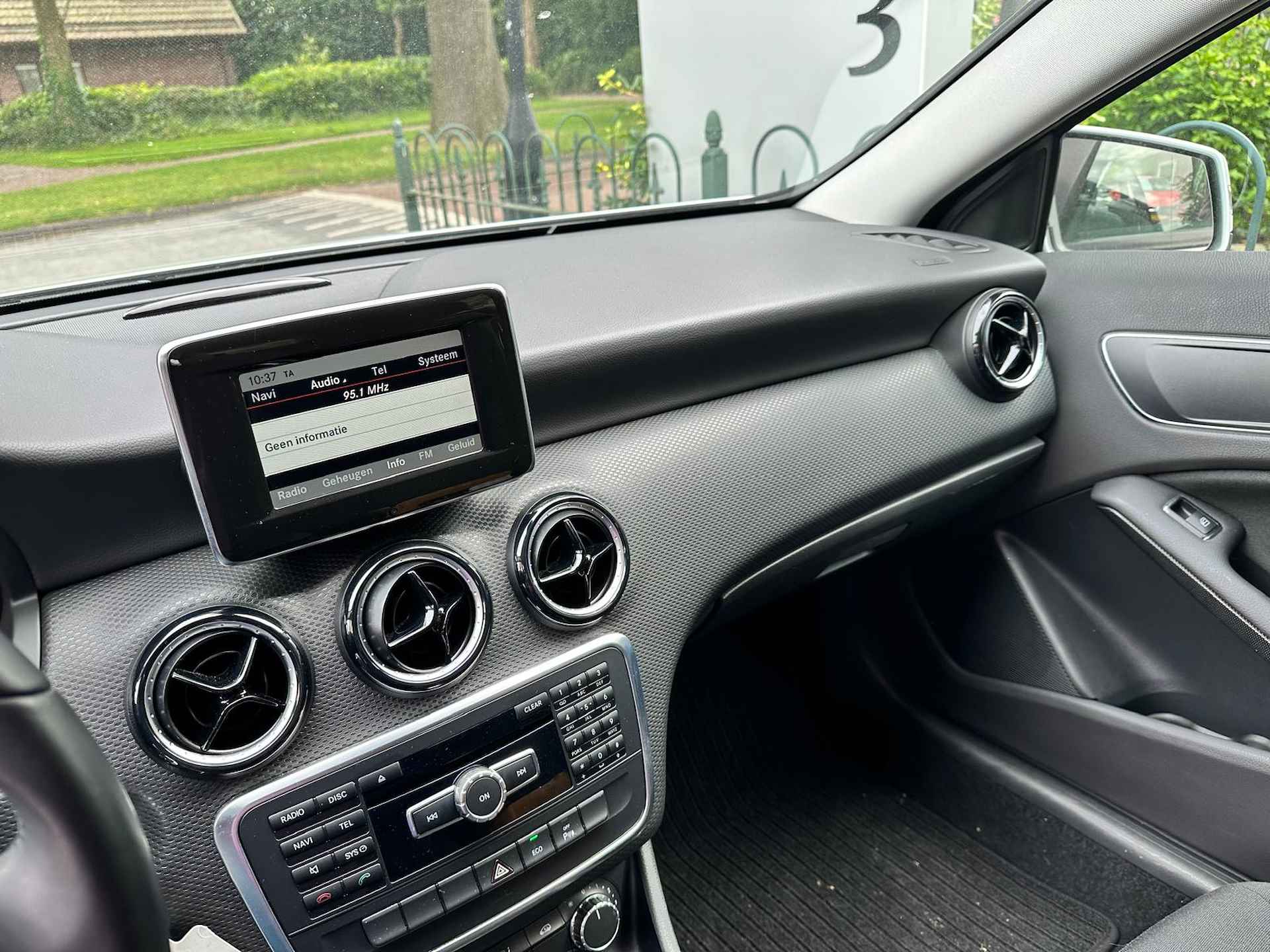 Mercedes-Benz A-Klasse 180 Edition Navigatie 4U3 eerste eigenaar 12000km Origineel!!! - 23/40