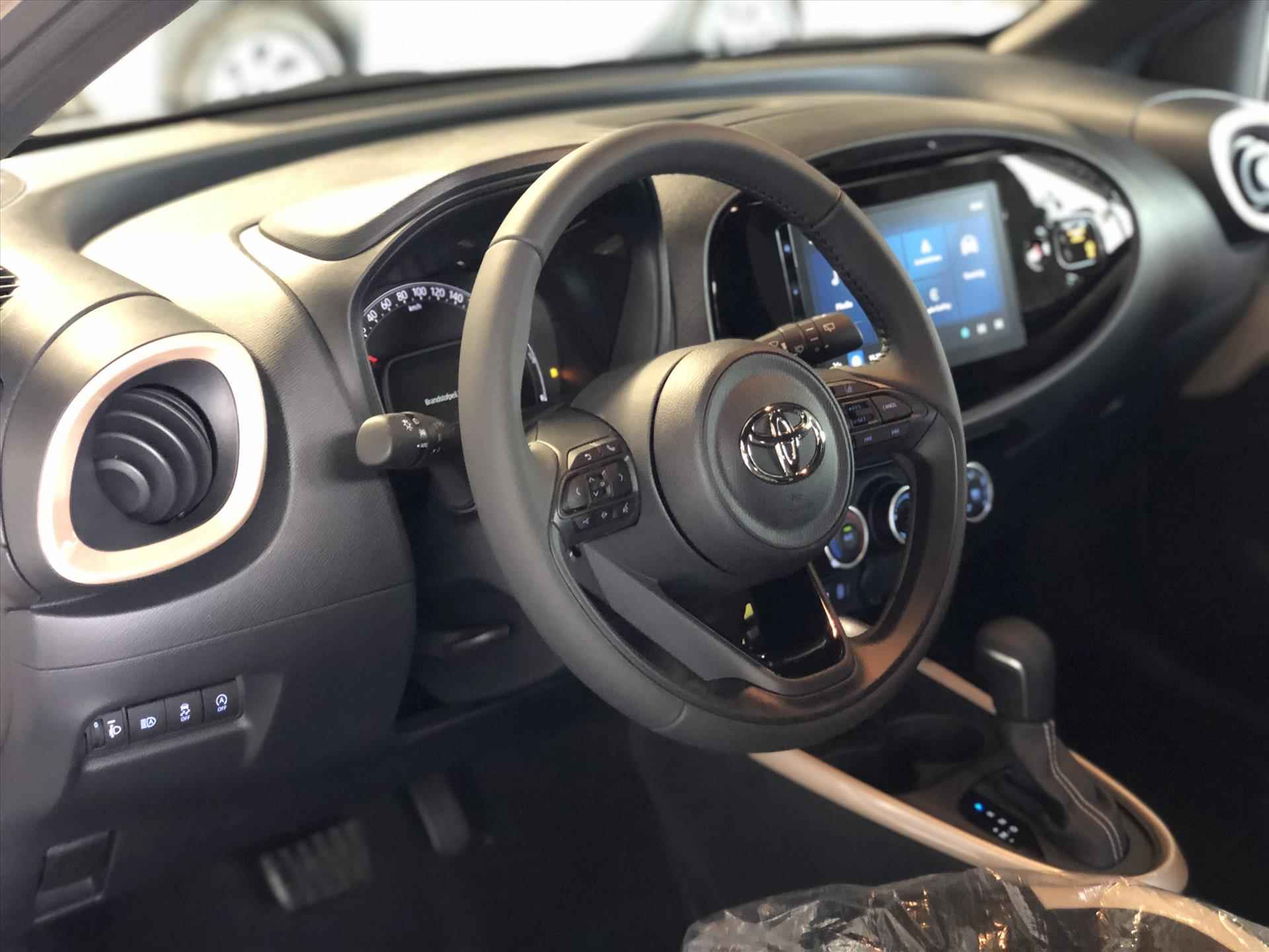 Toyota Aygo X 1.0 VVT-i S-CVT Pulse Bi-Tone | Smart Connect, Stoelverwarming, Apple CarPlay/Android Auto, Parkeercamera, 17 inch - 20/37
