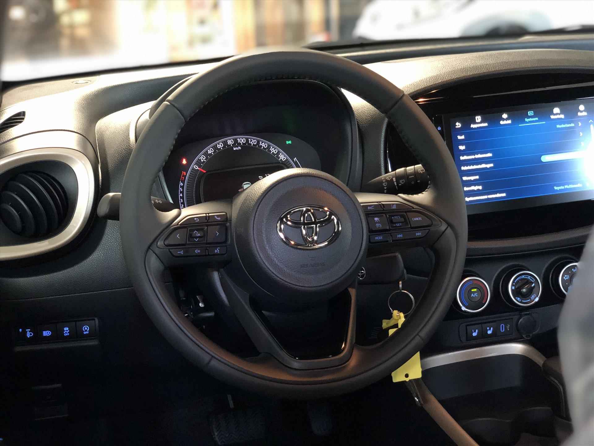 Toyota Aygo X 1.0 VVT-i S-CVT Pulse Bi-Tone | Smart Connect, Stoelverwarming, Apple CarPlay/Android Auto, Parkeercamera, 17 inch - 17/37